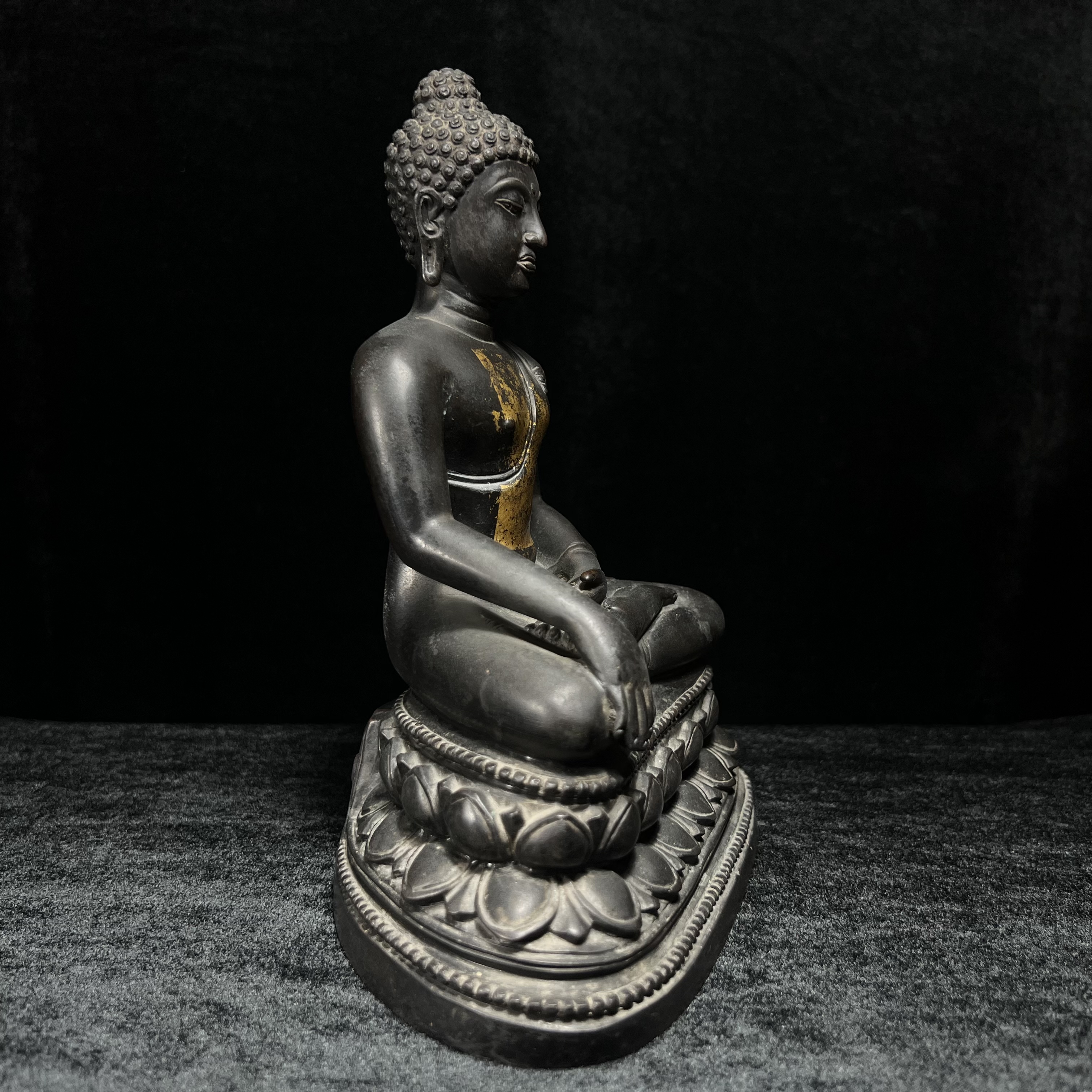 พระพุทธรูปบูชา จปร. ศิลปะไทยประยุกต์ แบบคุปตะ(อินเดีย) พระบาทสมเด็จพระเจ้าอยู่หัวรัชกาลที่ 9 ทรงเสด็จพระราชดำเนินมาในงาน เททองหล่อ ณ.วัดราชบพิธสถิตมหาสีมาราม เนื่องในงานฉลองครบ100ปี วัดราชบพิธฯ ปี 2513 เข้าหุ่นดินไทย ขนาดหน้าตัก 5 นิ้ว พิธีใหญ่