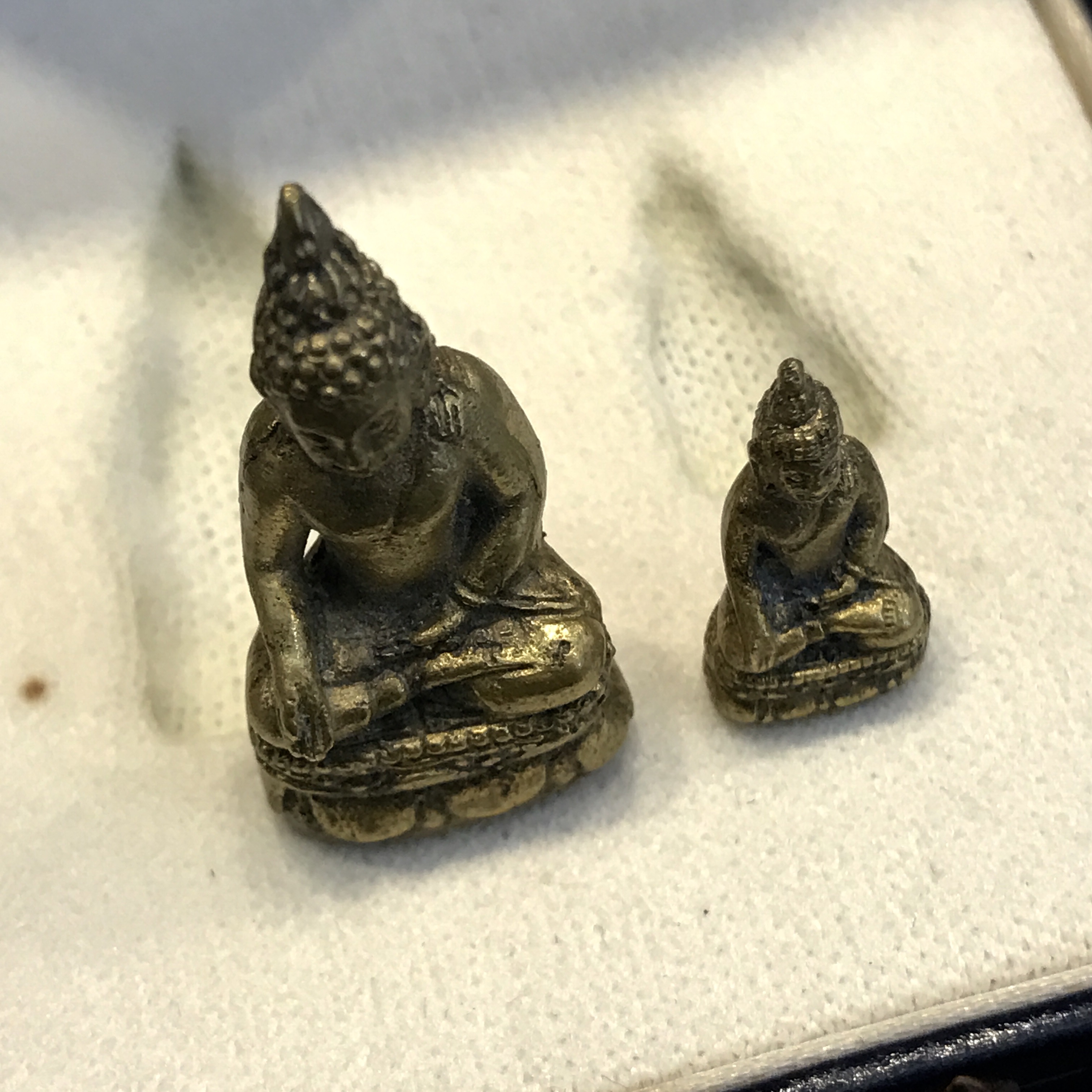 พระกริ่ง-พระชัยวัฒน์ไพรีพินาศ วัดบวรนิเวศวิหาร รุ่นผ้าป่าสิงห์บุรี ปี2528(กล่องหนังนิยม)