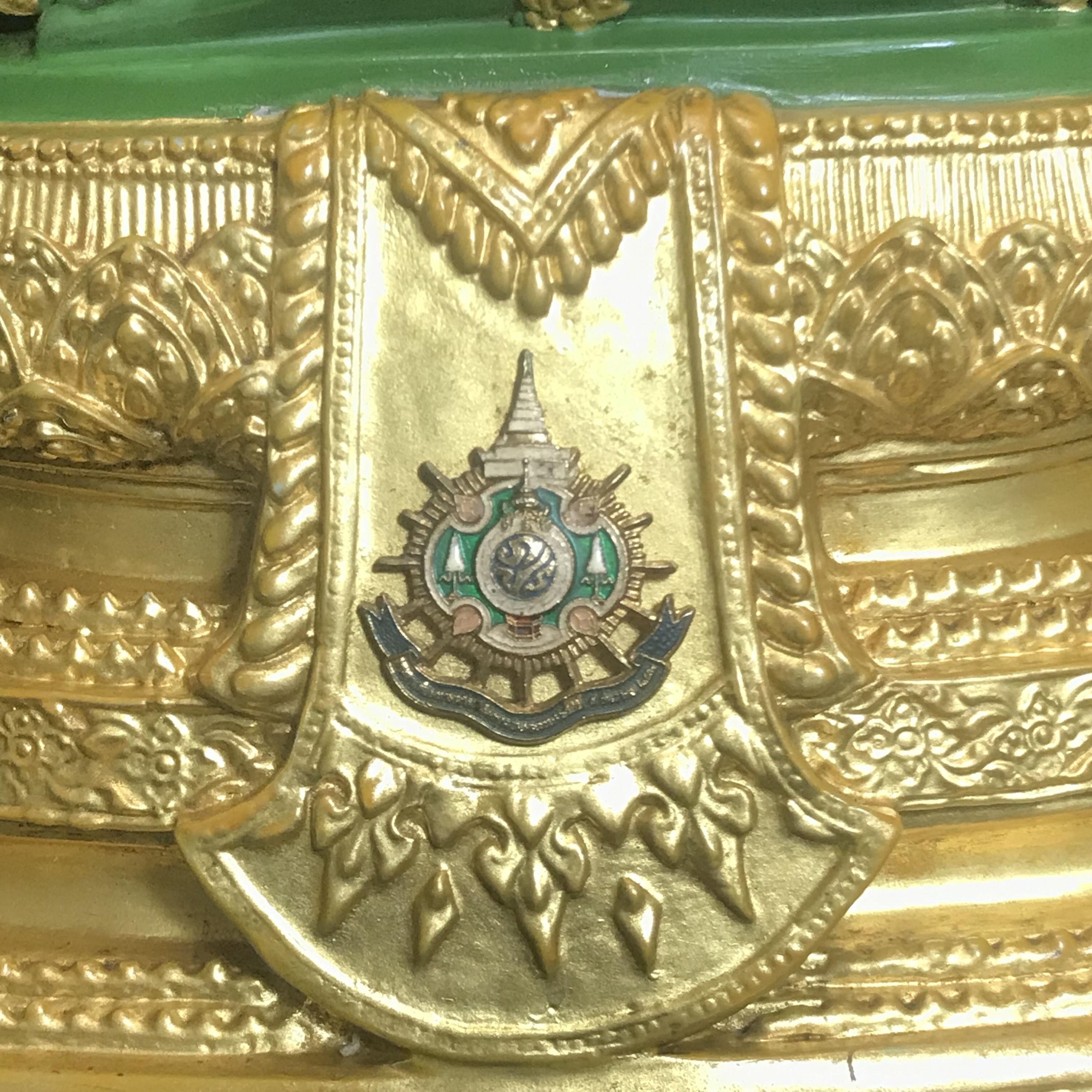 พระพุทธมหามณีรัตนปฏิมากร (จำลอง)พระแก้วมรกต วัดพุทธไทยถาวรวนาราม นครนิวยอร์ก ตรา ภปร. 6รอบ 72พรรษา ในหลวงรัชกาลที่9 ปี2542 ขนาดบูชาหน้าตัก 5นิ้ว หล่อเนื้อโลหะ(ในหลวงรัชกาลที่9 เสด็จเจิมพระสุหร่าย)(1ใน999องค์)