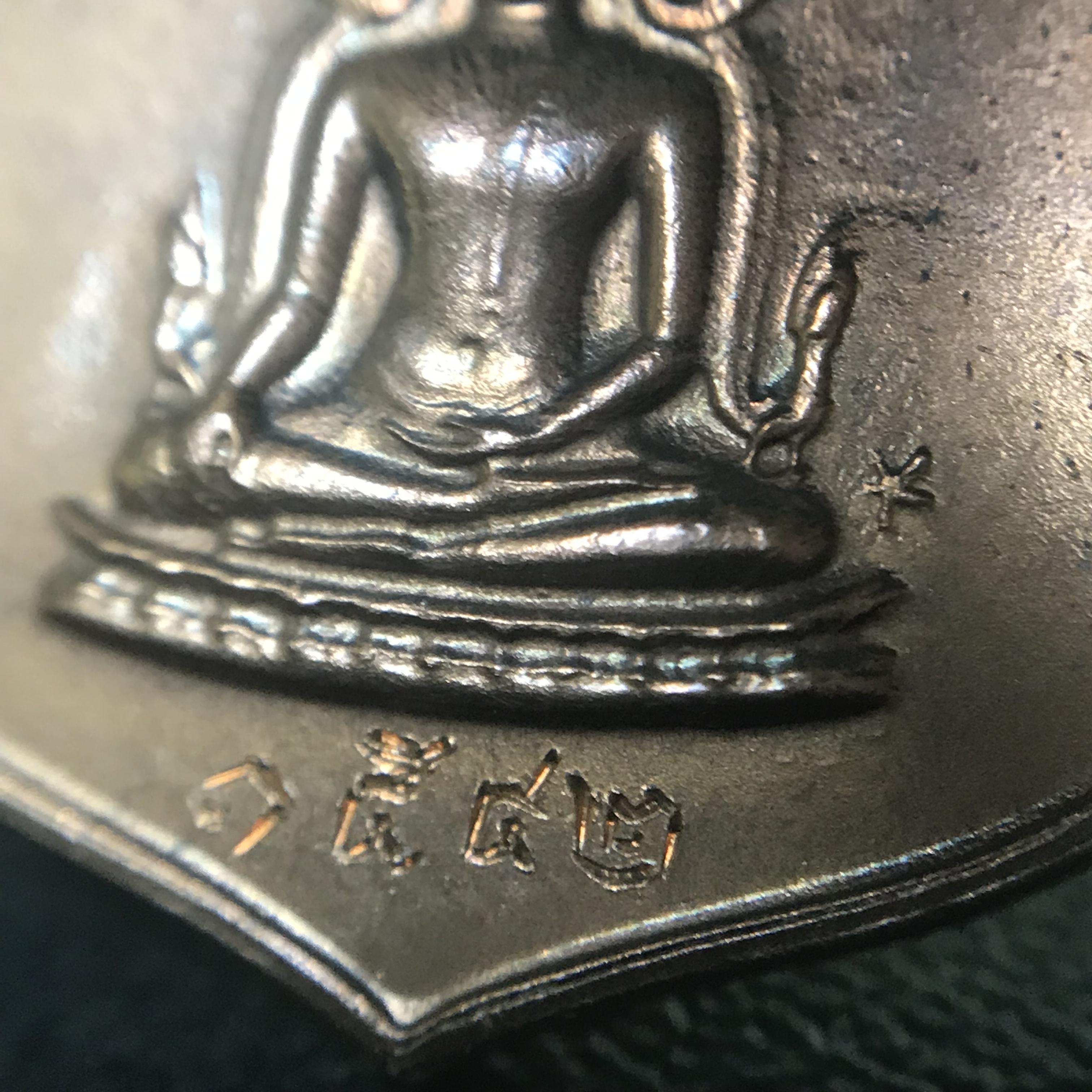 เหรียญในหลวงทรงผนวช-พระพุทธชินราช กองทัพภาคที่3จัดสร้าง ปี2517 เนื้อนวโลหะกล่องเดิม(สภาพคัดสวย)(หายาก)(ในหลวง ร.9 เสด็จในพิธี)(1ใน5000เหรียญ))