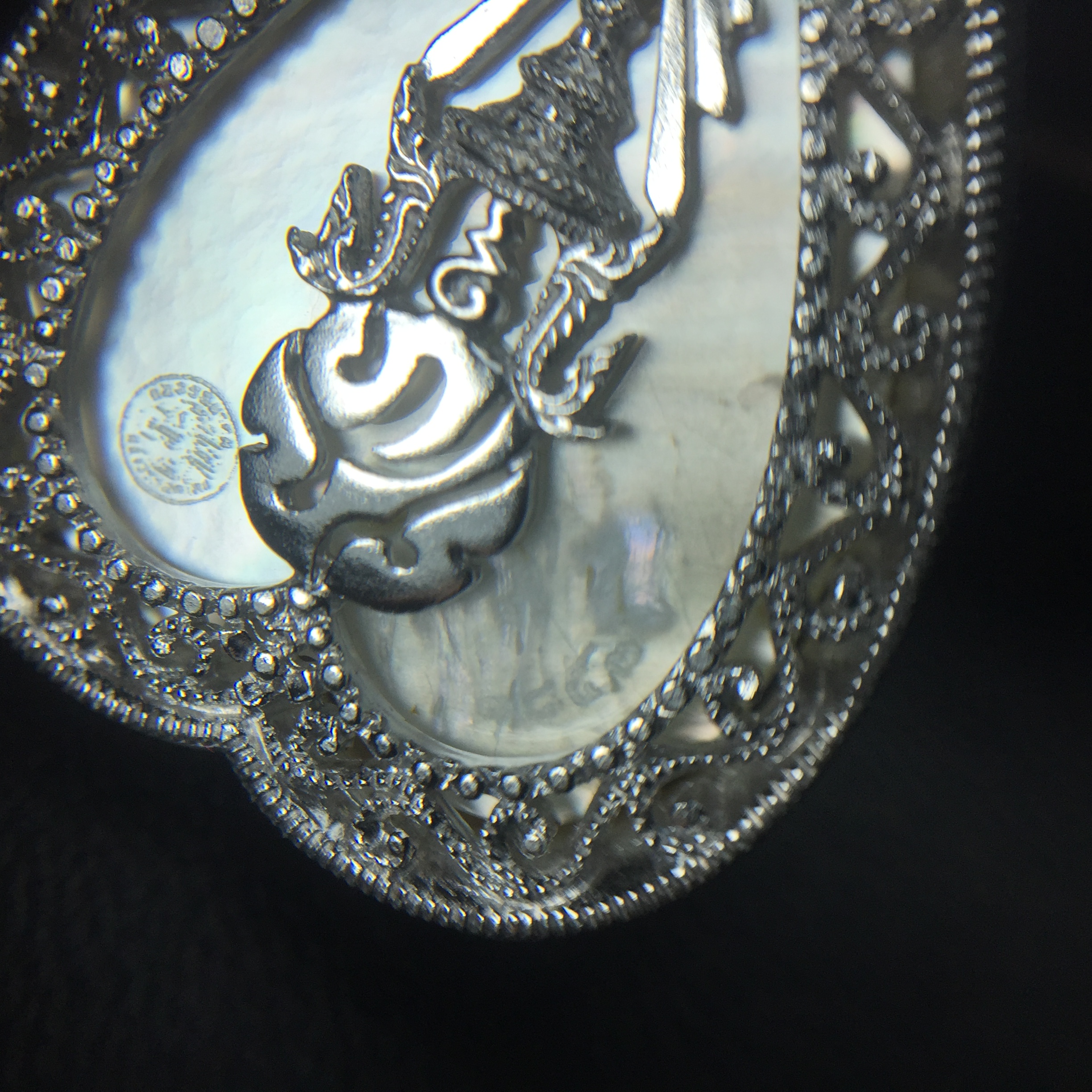 พระพุทธชินราช ภปร. โครงการ "เพราะแผ่นดินนี้ คือ แผ่นดินเกิด" ปี2548(รุ่นแรก) เหรียญทรงใบโพธิ์ ขนาด 21 x 29 มม. เนื้อเงินสามกษัตริย์ องค์พระชุบสามกษัตริย์ ล้อมด้วยกรอบเงินชุบทองคำขาวสลักเสลาเป็นลวดลายละเอียดอ่อน ส่วนพื้นองค์พระเป็นเปลือกหอยมุข