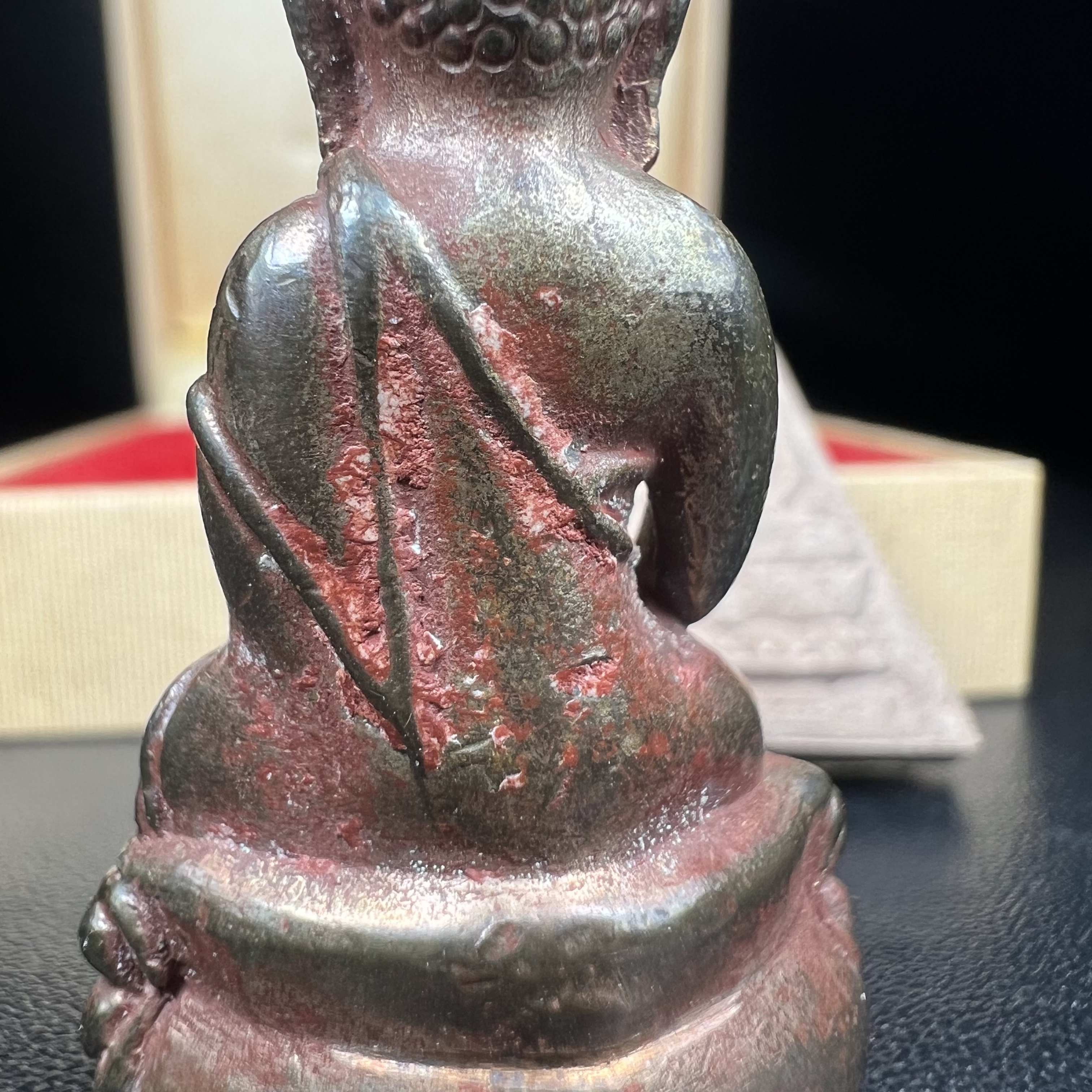 พระกริ่งเจริญโภคทรัพย์ พระพิมพ์จิตรลดา ที่ระลึกโครงการหลวง ปี 2539 ฉลองครองราชสมบัติครบ 50 ปี รัชกาลที่ 9 ตรากาญจนาภิเษกทองคำ(เนื้อทองคำแท้)(ชุดกรรมการหายาก)(สภาพผิวยาขัดแดงๆติดเต็มๆสวยเดิม ผิวแบบนี้พบเจอน้อย))(1ใน1999ชุด)