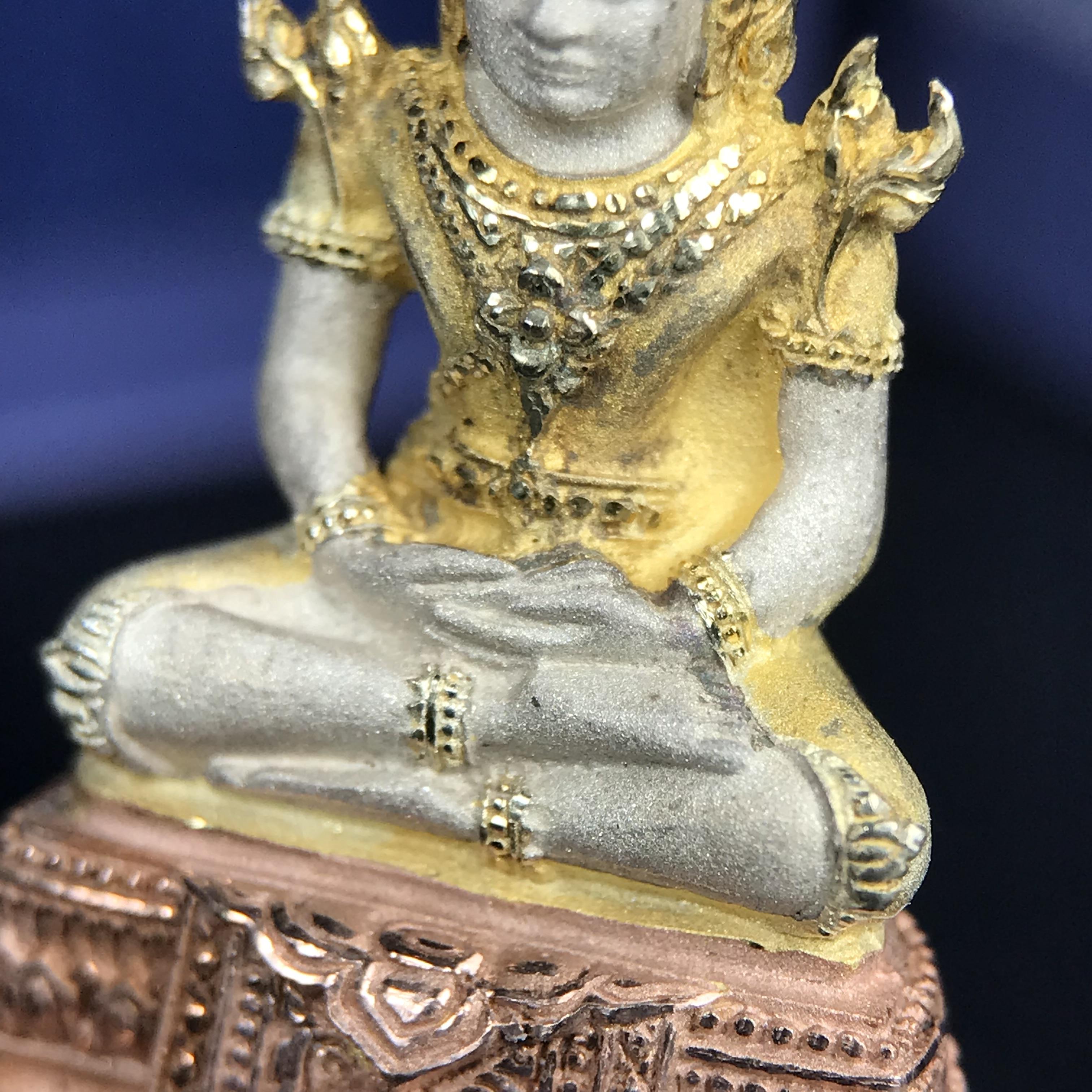 พระแก้วมรกต ภปร. ปี 2547 จัดสร้างโดยโรงพยาบาลภูมิพลอดุลยเดช เนื้อเงิน(3 กษัตริย์) ลอยองค์ หน้าตัก 1/2 นิ้ว สูง 3.7 ซม.พิธีมหามังคาภิเษก ณ พระอุโบสถวัดพระศรีรัตนศาสดาราม(วัดพระแก้ว) งดงามทรงคุณค่าอีกหนึ่งรุ่นยอดนิยม หายาก(องค์หมายเลข ๒๑๒๒)