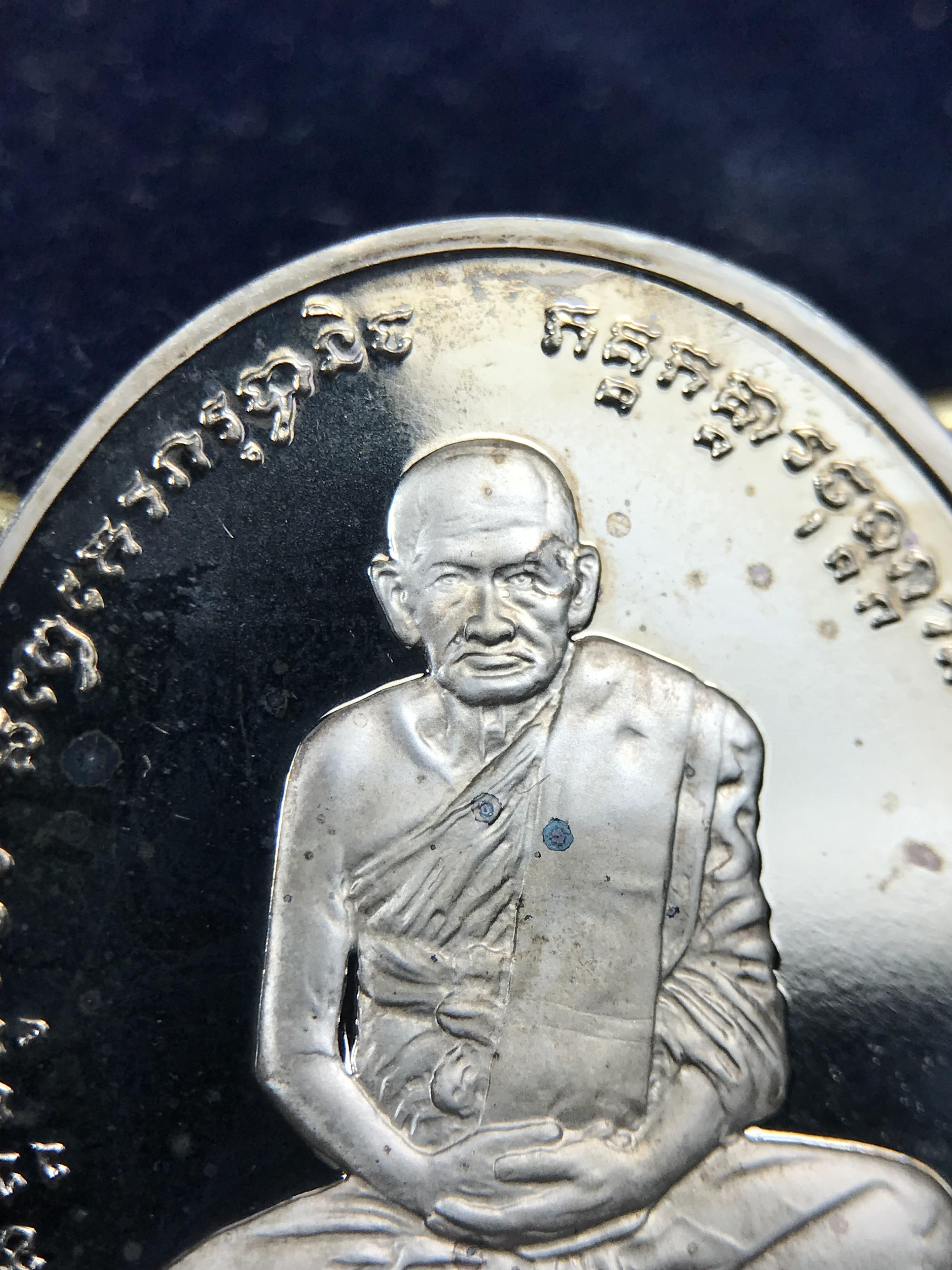 เหรียญหลวงพ่อเงิน – กรมหลวงชุมพรฯ วัดบางคลาน เหรียญไข่สองหน้า เนื้อเงิน 99.99% ขัดเงา ขนาดสูง 3.1 ซม. ประกอบพิธีมหาพุทธาภิเษก ณ อุโบสวัดหิรัญญาราม(วังตะโก) บางคลาน จ.พิจิตร เมื่อวันอังคารที่ 3 มี.ค.2541( เหรียญออกโดยโรงงานกษาปณ์ เพิร์ธ ประเทศออสเตรเลีย )