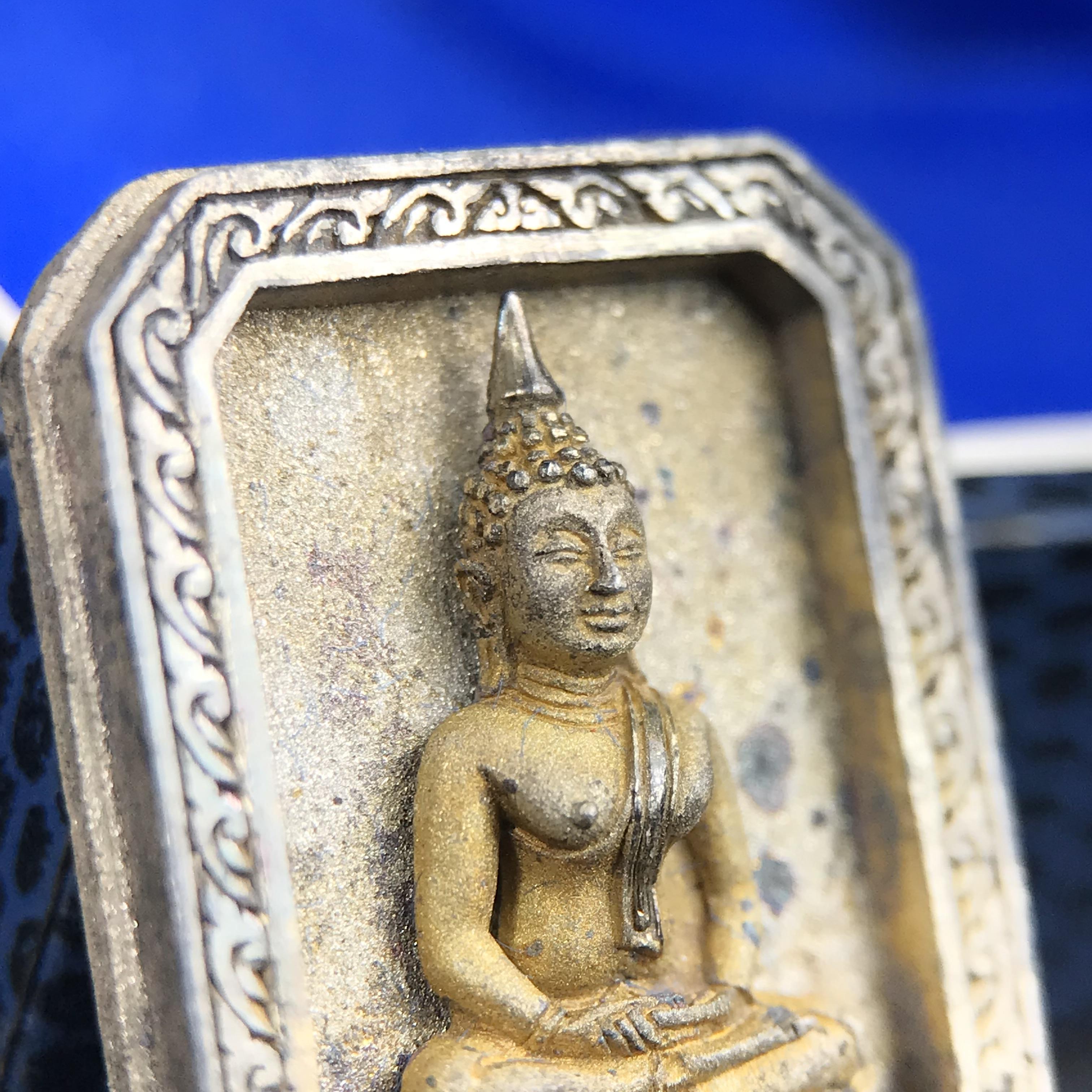 พระพุทธโสธร(หลวงพ่อโสธร) รุ่นสร้างอุโบสถ พิธีมหาพุทธาภิเษก ณ พระอุโบสถวัดโสธรวรารามวรวิหาร ปี 2539 เนื้อเงินทรายนวลขัดเงาบางส่วน พิมพ์แปดเหลี่ยม(หายากสร้างน้อย)กล่องบรรจุเดิมครบสมบูรณ์สวยงดงาม(เนื้อเงินผิวเดิมรุ้งสวยสวย องค์หมายเลขสวย ๗๔๔๕)