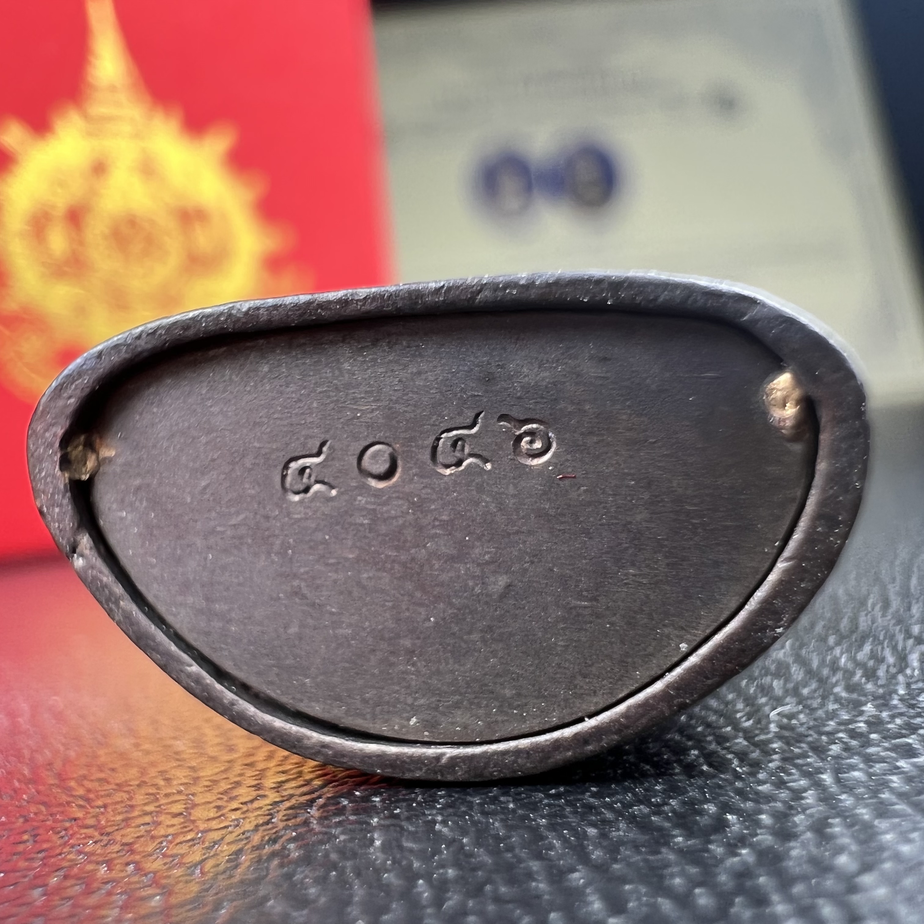 พระกริ่งไพรีพินาศ เฉลิมพระเกียรติ พระบาทสมเด็จพระเจ้าอยู่หัวรัชกาลที่9 พระชนมพรรษา 6 รอบ ปี2542 เนื้อนวโลหะผสมทองคำ(บรรจุเหล็กไหล)ดีนอก-ดีใน***องค์นี้สภาพสวยครบสมบูรณ์ มาพร้อมกล่องเดิมและใบรับรองจากผู้จัดสร้างแบบนี้หายากมาก***