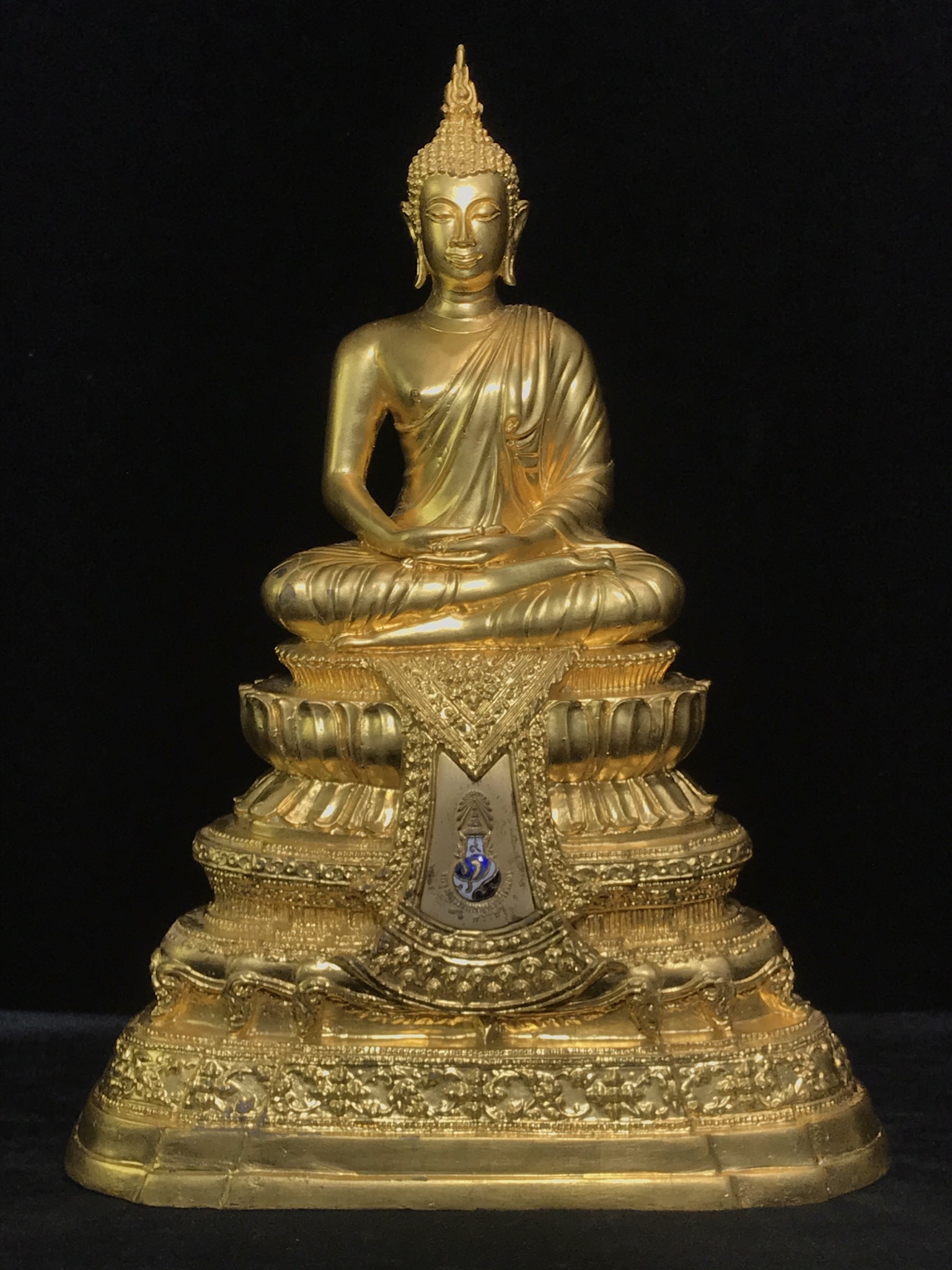 พระพุทธนวมมหาราชายุจฉับปริวัตนมงคล ภปร. พระบาทสมเด็จพระเจ้าอยู่ห้วรัชกาลที่9 เนื่องในวโรกาสเฉลิมพระชนมพรรษา 6 รอบ ( 72 พรรษา )ปี 2542 โดยสำนักนายกรัฐมนตรี หน้าตัก 5นิ้ว(พิธีใหญ่ พุทธศิลป์สวย งดงาม)