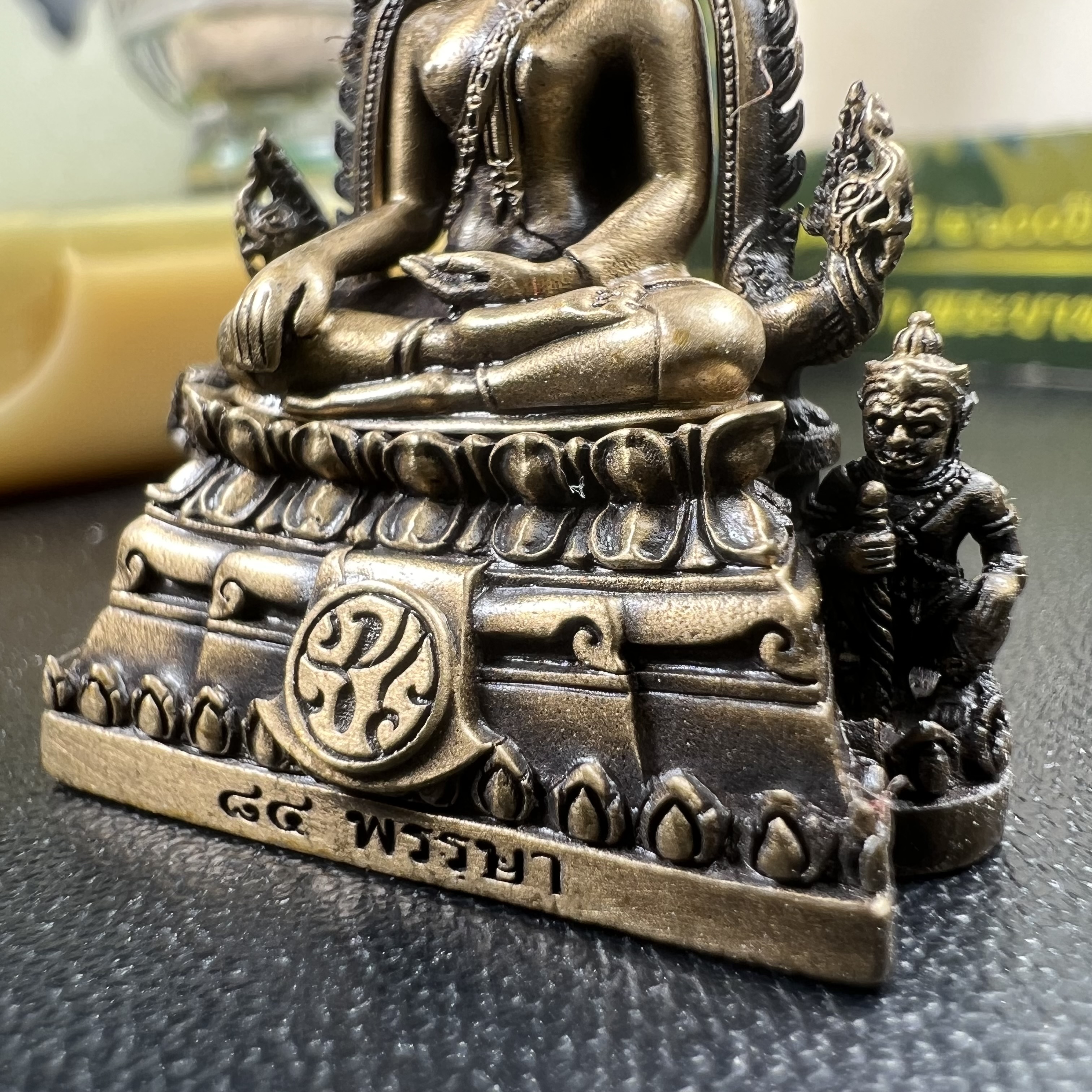 พระพุทธชินราช(จำลอง) ภปร. 84 พรรษา ปี 2554 เนื้อบรอนซ์รมดำซาติน พิมพ์กลางขนาดหน้าตัก 1/2 นิ้ว(พระราชทานมวลสาร จิตรลดาและเส้นพระเจ้า(เส้นผม)รัชกาลที่9)พุทธศิลป์ทรงคุณค่าอีกหนึ่งรุ่นยอดนิยม