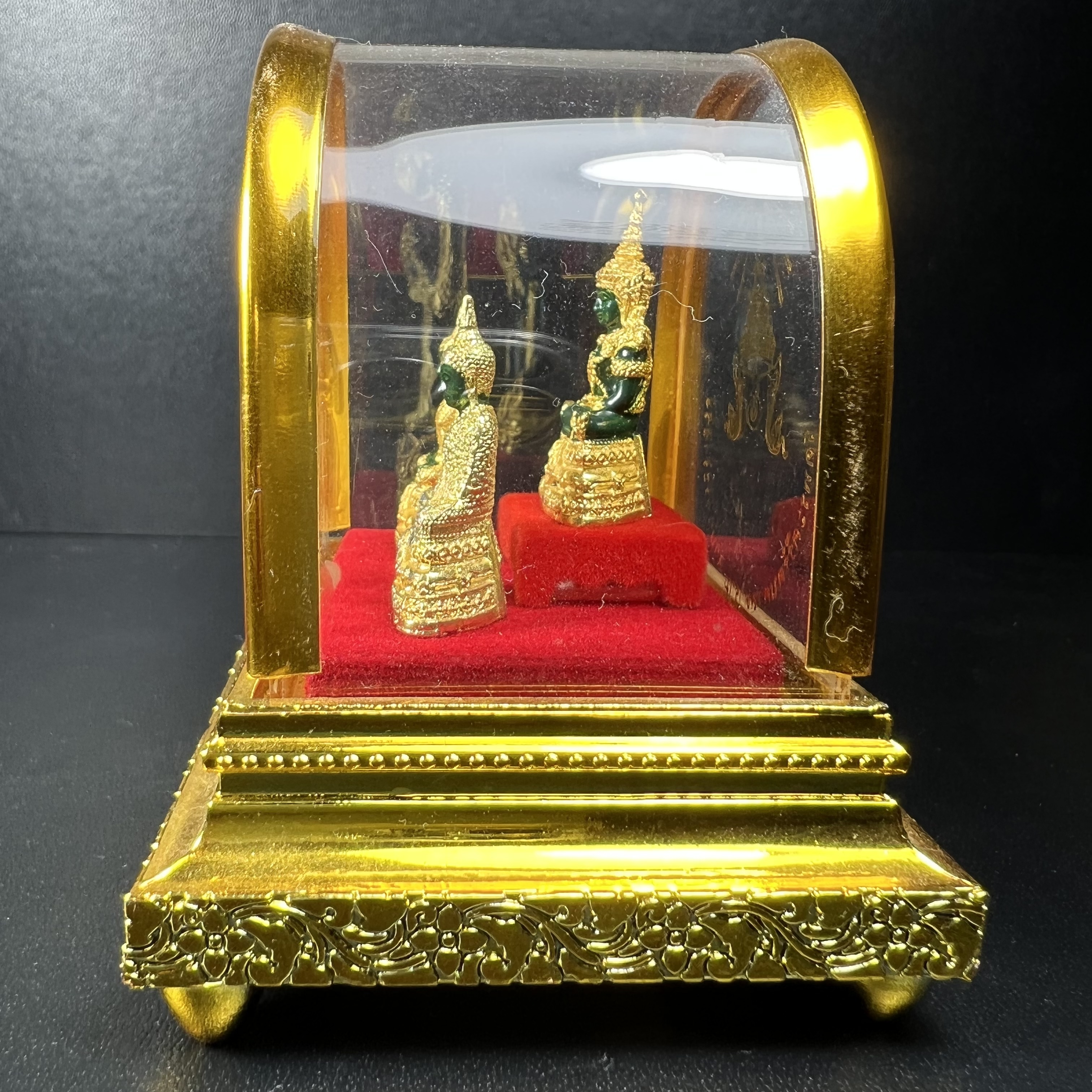 พระพุทธมหามณีรัตนปฏิมากร(พระแก้วมรกต) วัดพระศรีรัตนศาสดาราม สำนักพระราชวัง จัดสร้าง พิมพ์ทรงเครื่อง 3 ฤดู(ร้อน ฝน หนาว) หน้าตัก 1 นิ้วพร้อมครอบตู้เดิม(บรรจุมวลสารใต้ฐาน)