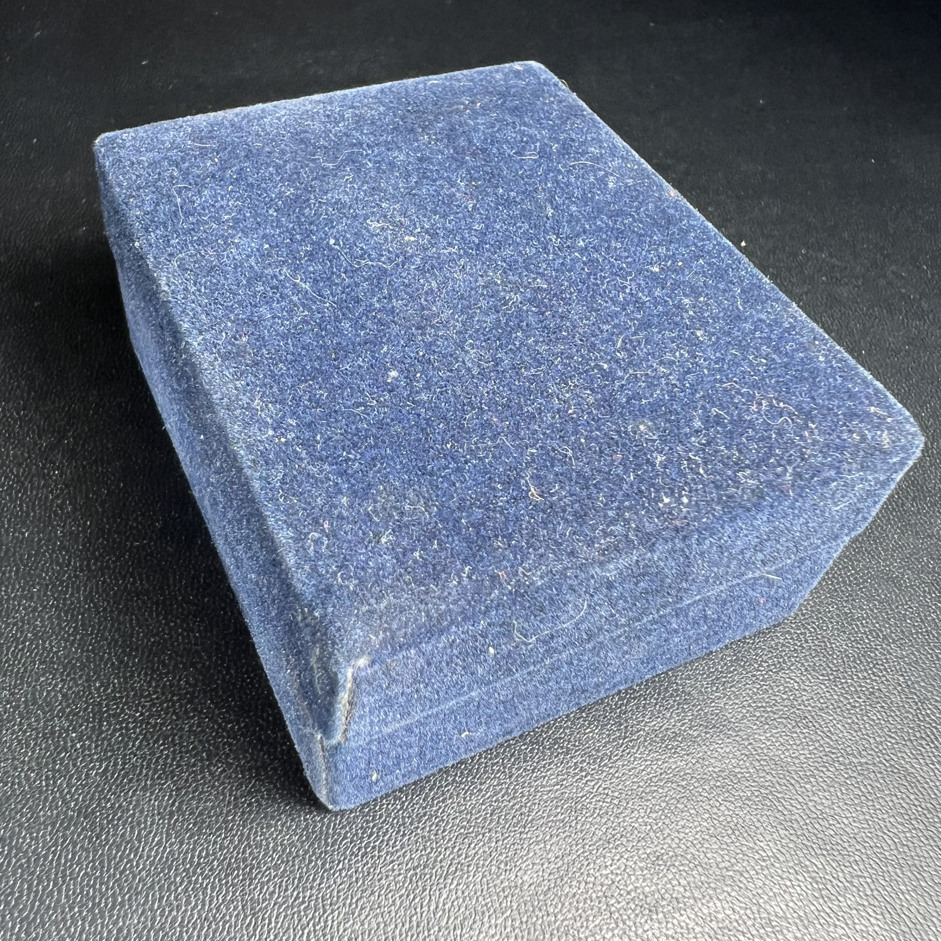 พระวาสนะเวศม์ พร้อมเหรียญ ชุดกรรมการ เนื้อเงิน(หายากพบเจอน้อย) สร้างในโอกาสสมเด็จย่าทรงเปิดสถานสงเคราะห์คนชรา 8 พฤษภาคม ปี 2530 กรมประชาสงเคราะห์จัดสร้าง พิธีปลุกเสก วัดบวรนิเวศวิหาร