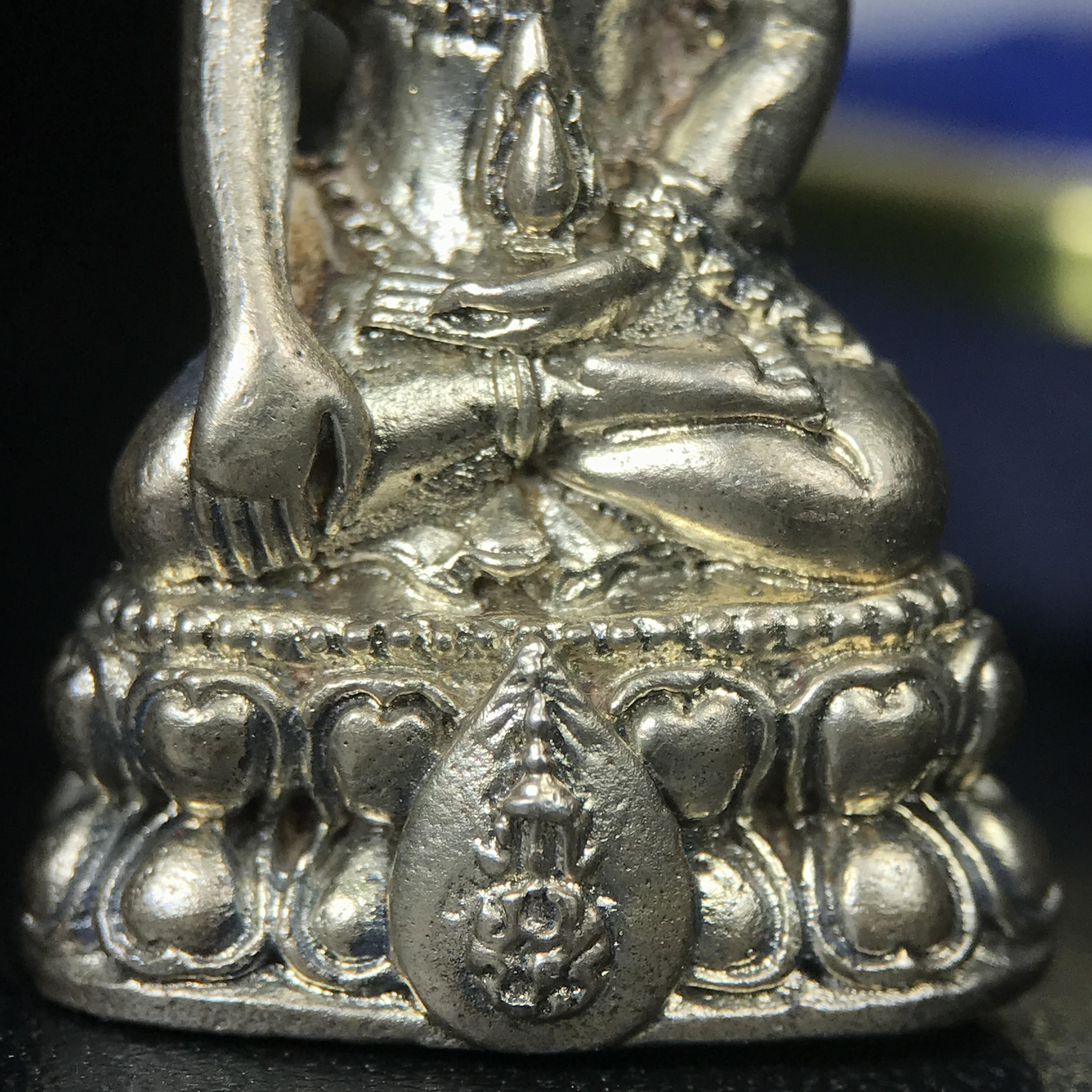 พระกริ่งนวปทุม ภปร. วัดปทุมวนาราม ปี 2535 เนื้อเงิน(ผิวเดิม ผิวน้ำทองทั่วองค์ สวย งดงาม) ขนาดสูง 3.7 ซม. พร้อมกล่องพิเศษบรรจุเดิมครบสมบูรณ์ (ในหลวงรัชกาลที่9เสด็จเททอง)(1ใน3000องค์)นิยมหายาก