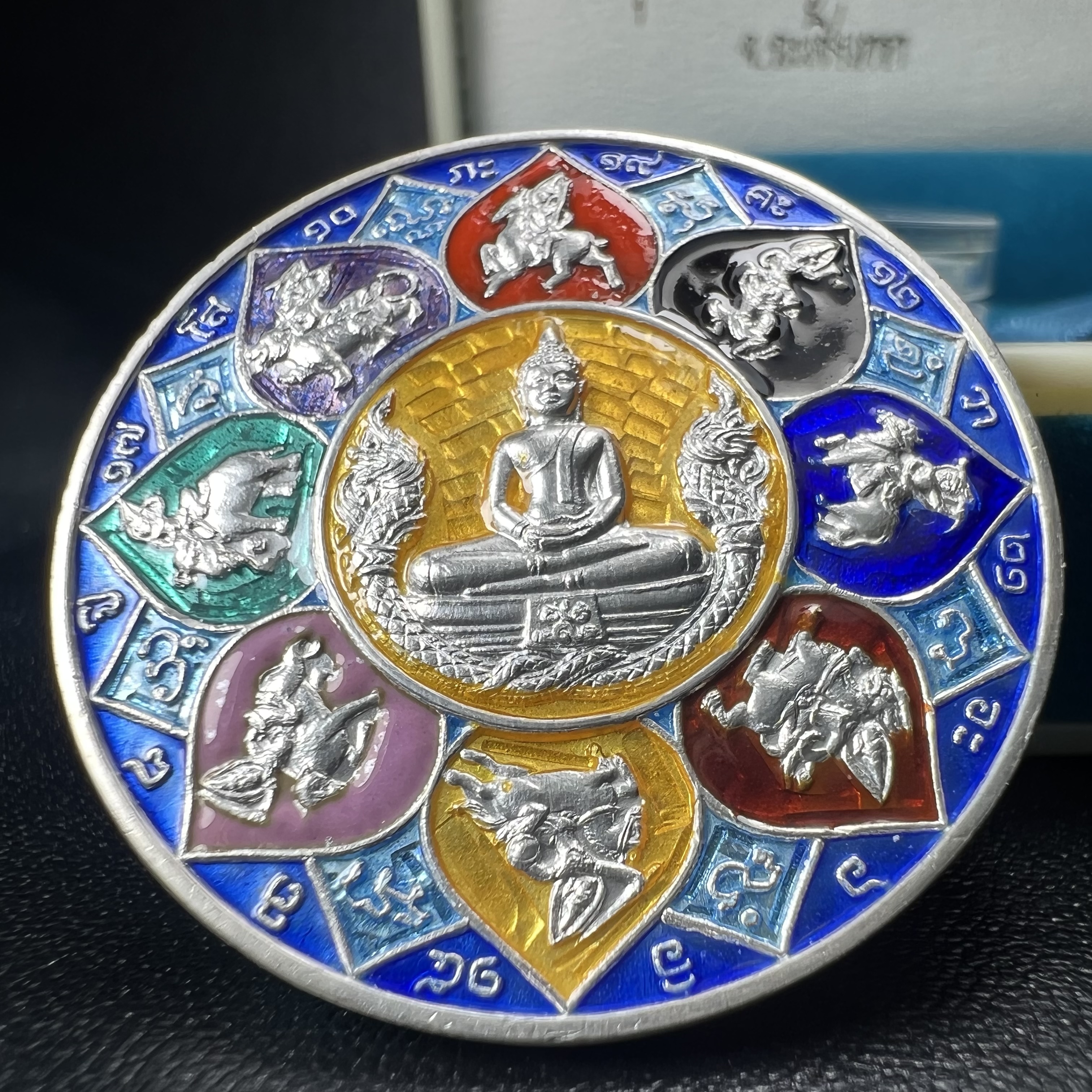 เหรียญหลวงพ่อโสธร รุ่นดวงชะตาคู่ชีวิต พิธีมหาจักรพรรดิตราธิราชครั้งยิ่งใหญ่ พิธีสวดนพเคราะห์เพื่อความเป็นสิริมงคล ปี 2547 ณ พระอุโบสถวัดโสธรวรารามวรวิหาร จ.ฉะเชิงเทรา เนื้อเงินลงยาราชาวดี ขนาด 3.2 ซม.พร้อมกล่องบรรจุเดิมสภาพสวยครบสมบูรณ์