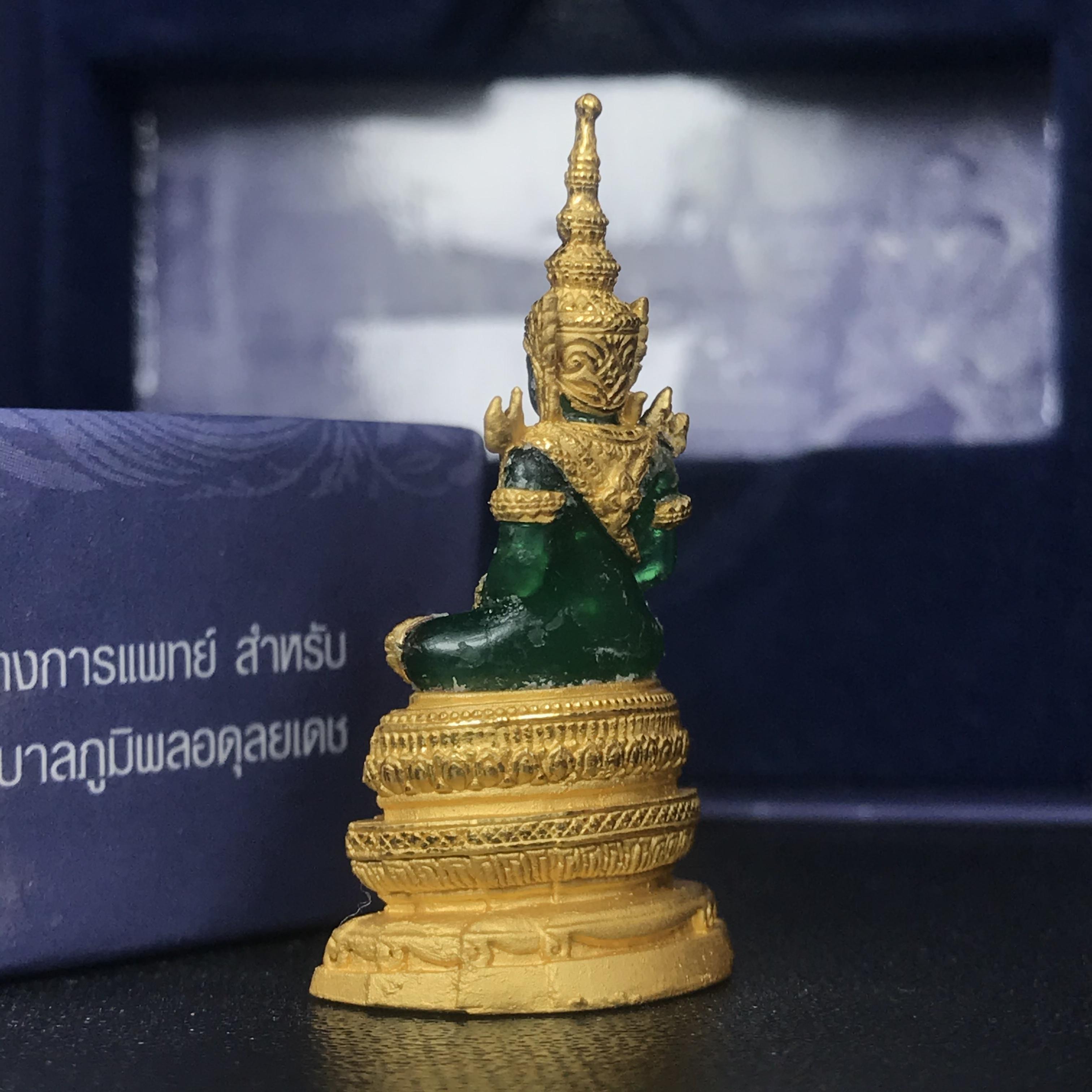 พระแก้วมรกต ภปร. ปี2547 จัดสร้างโดย รพ.ภูมิพลฯ ลอยองค์ หน้าตัก 1/2 นิ้ว เนื้อเรซิ่นหุ้มทองคำ99.99%