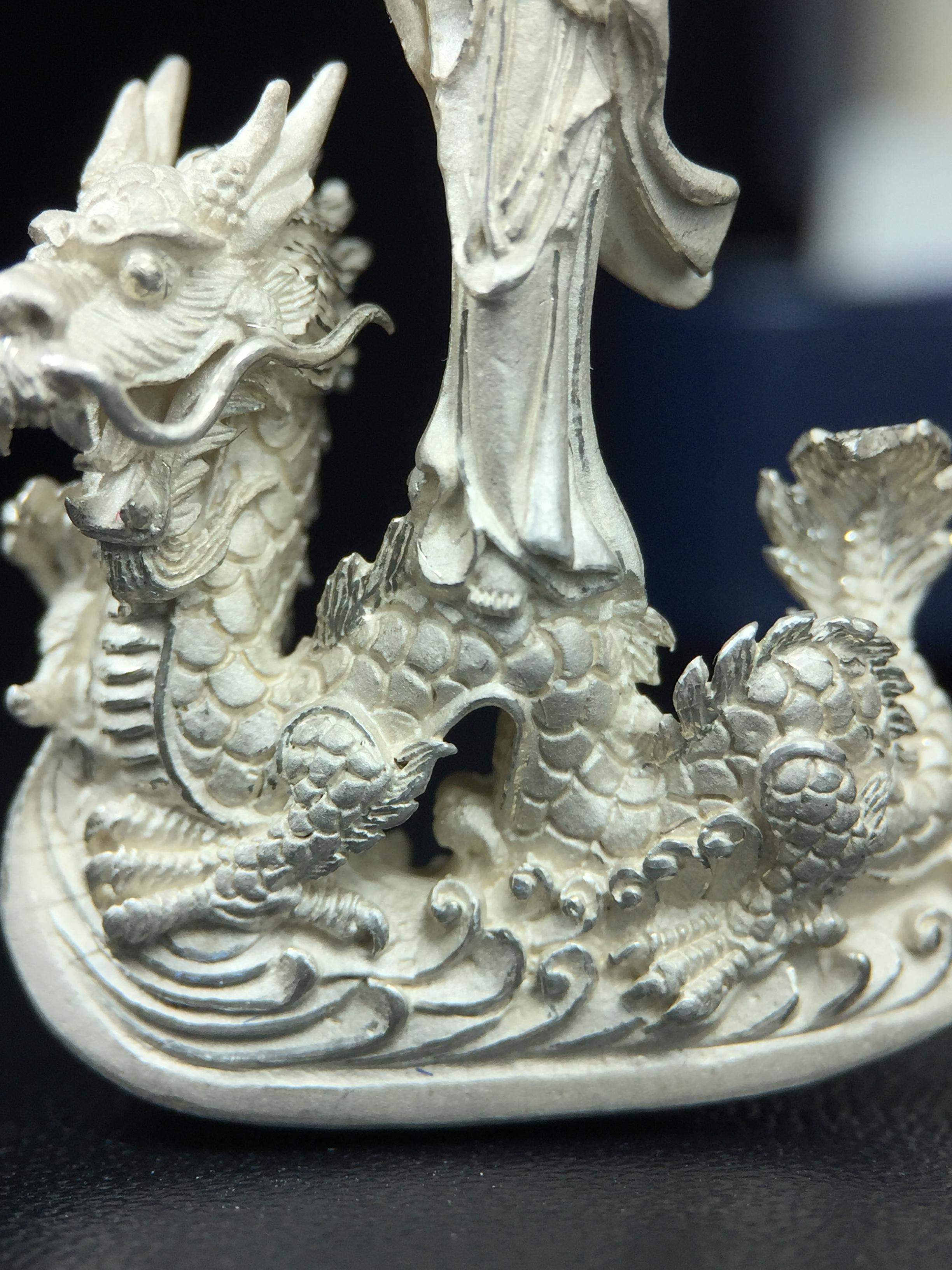 รูปหล่อลอยองค์พระโพธิสัตว์กวนอิม ทรงประทับมังกร จ.ระนอง เนื้อเงิน พิมพ์ใหญ่(สภาพผิว สวยงดงาม ทรงคุณค่า) เฉลิมฉลองในวโรกาสที่พระบาทสมเด็จพระเจ้าอยู่หัวทรงครองสิริราชสมบัติครบ 50 ปี จ.ระนอง พ.ศ.2539