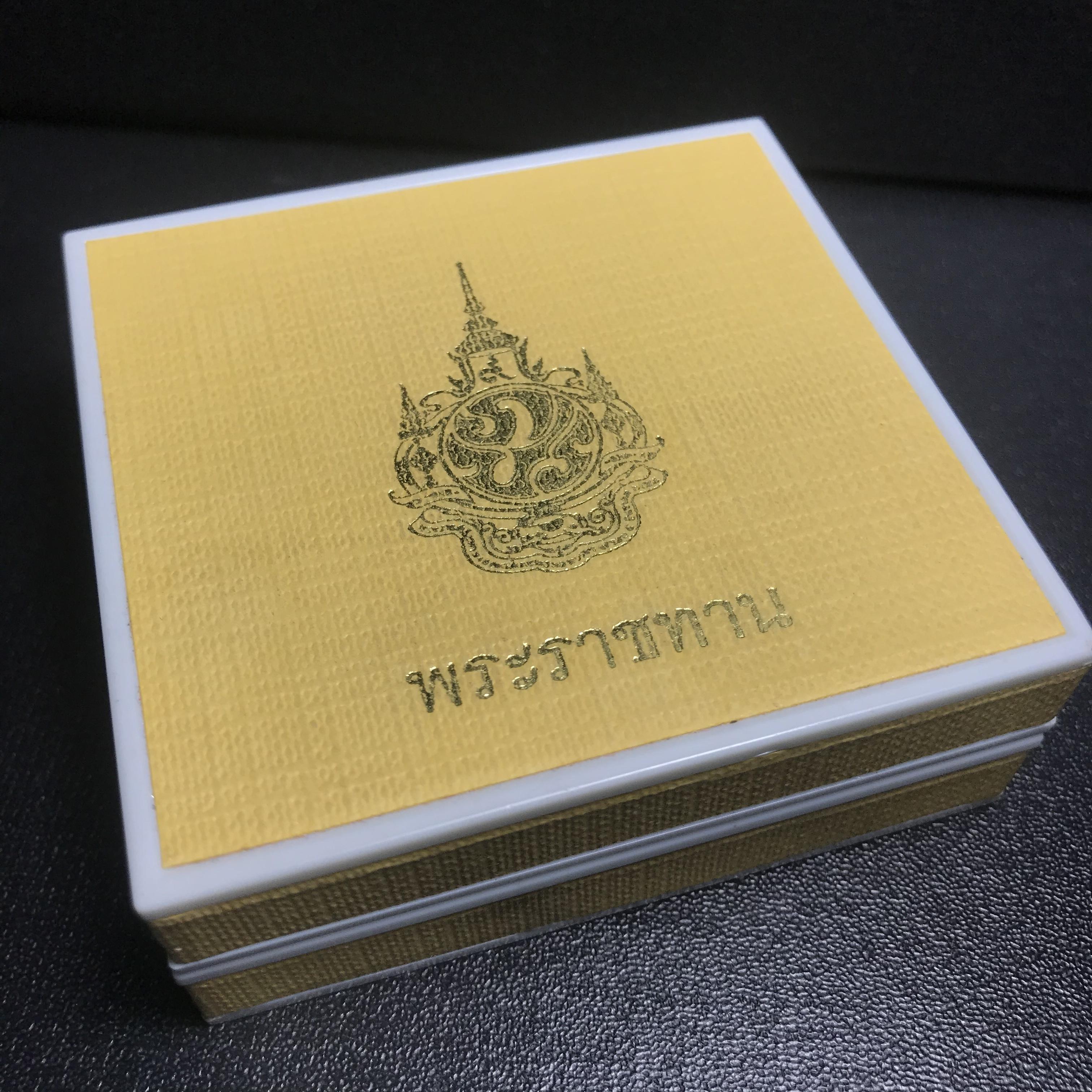 พระพุทธชินสีห์ หลังตรา ปรมาภิไธยย่อ ภปร. ในวโรกาสเฉลิมพระชมพรรษาในหลวงรัชกาลที่9 ครบ 7 รอบ และ ที่ระลึกสมโภชวัดบวรนิเวศวิหารครบ 175 ปี พ.ศ.2554 เหรียญเนื้อเงิน พิมพ์ใหญ่ ขนาดสูง 3.8 ซม. พร้อมกล่องบรรจุเดิมพระราชทาน(1 ใน 1585 เหรียญ)หายาก