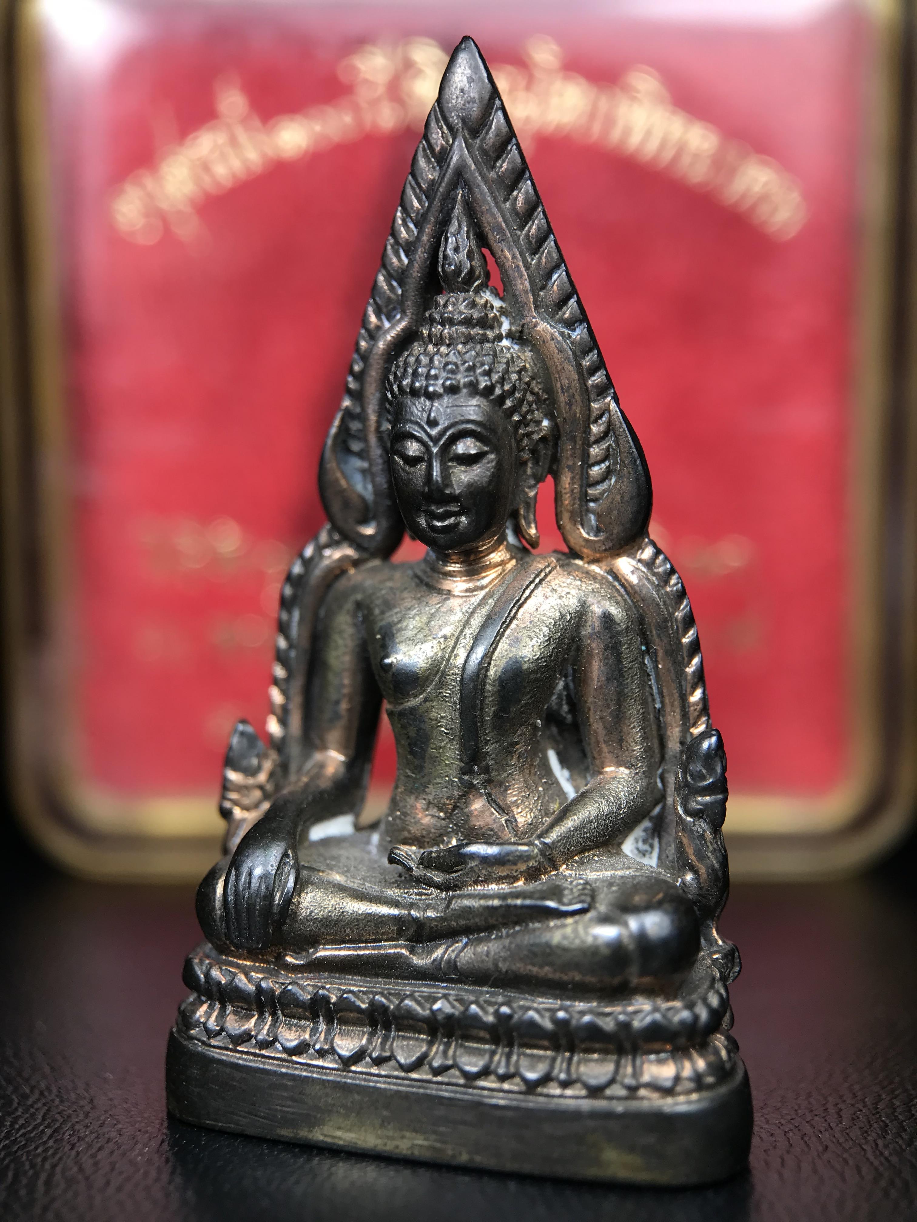 พระพุทธชินราชอินโดจีนมหาจักรพรรดิ อนุสรณ์ 100 ปี พิษณุโลกพิทยาคม (โรงเรียนชาย) พิธีจักรพรรดิมหาพุทธาภิเษก ปี 2542 เนื้อนวโลหะ(เต็มสูตรแก่ทองคำ) พิธีใหญ่มวลสารดีเกจิอาจารย์ยอดนิยมร่วมปลุกเสก*** ตอกโค้ดและหมายเลข*** 1 ใน 999 องค์ ยอดนิยมหายาก