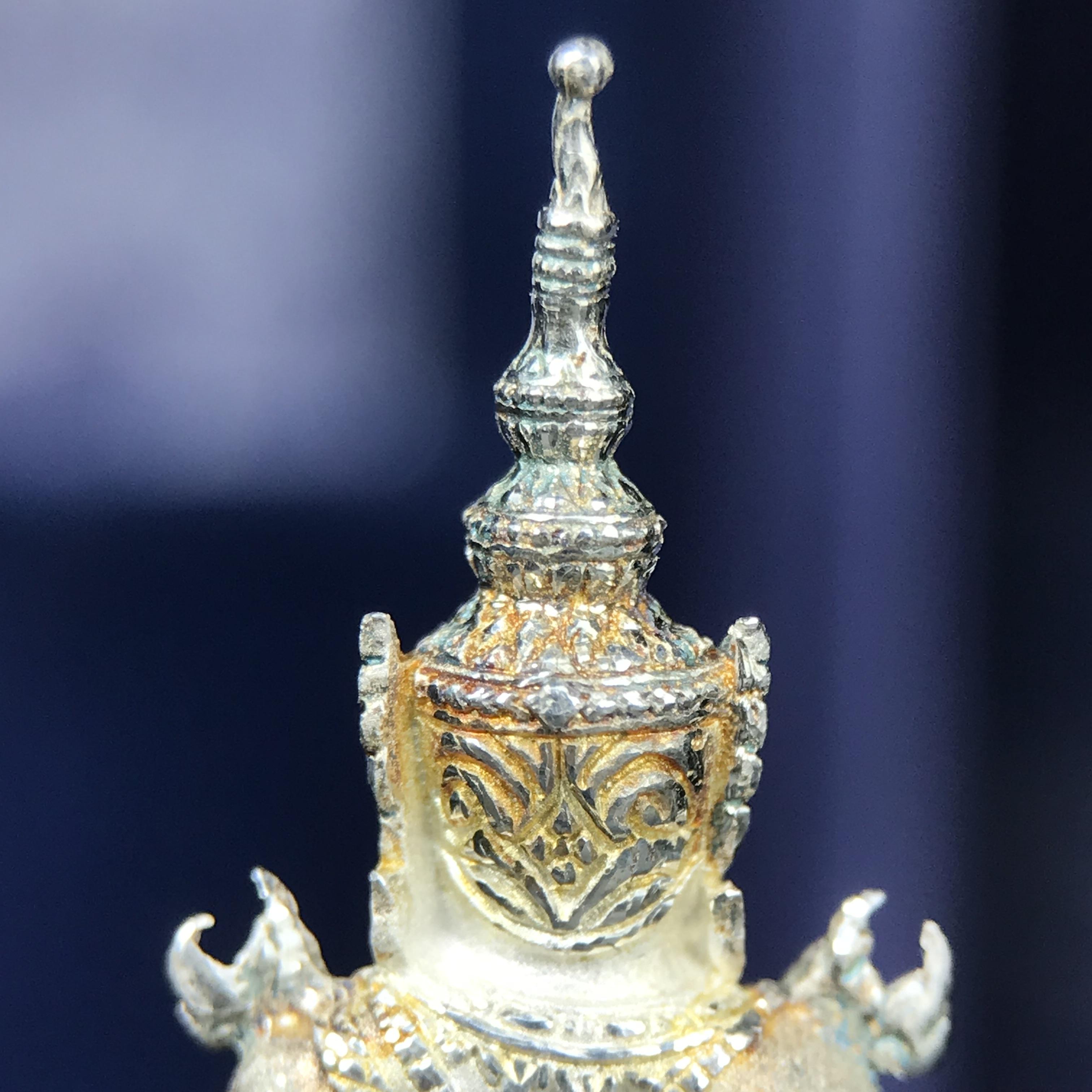 พระแก้วมรกต ภปร. ปี 2547 จัดสร้างโดยโรงพยาบาลภูมิพลอดุลยเดช เนื้อเงิน ลอยองค์ หน้าตัก 1/2 นิ้ว สูง 3.7 ซม. พิธีมหามังคาภิเษก ณ พระอุโบสถวัดพระศรีรัตนศาสดาราม(วัดพระแก้ว) งดงามทรงคุณค่าอีกหนึ่งรุ่นยอดนิยม หายาก(องค์หมายเลขต้นๆหลักร้อย ๒๙๘)ผิวเดิมติดรุ้งสวย