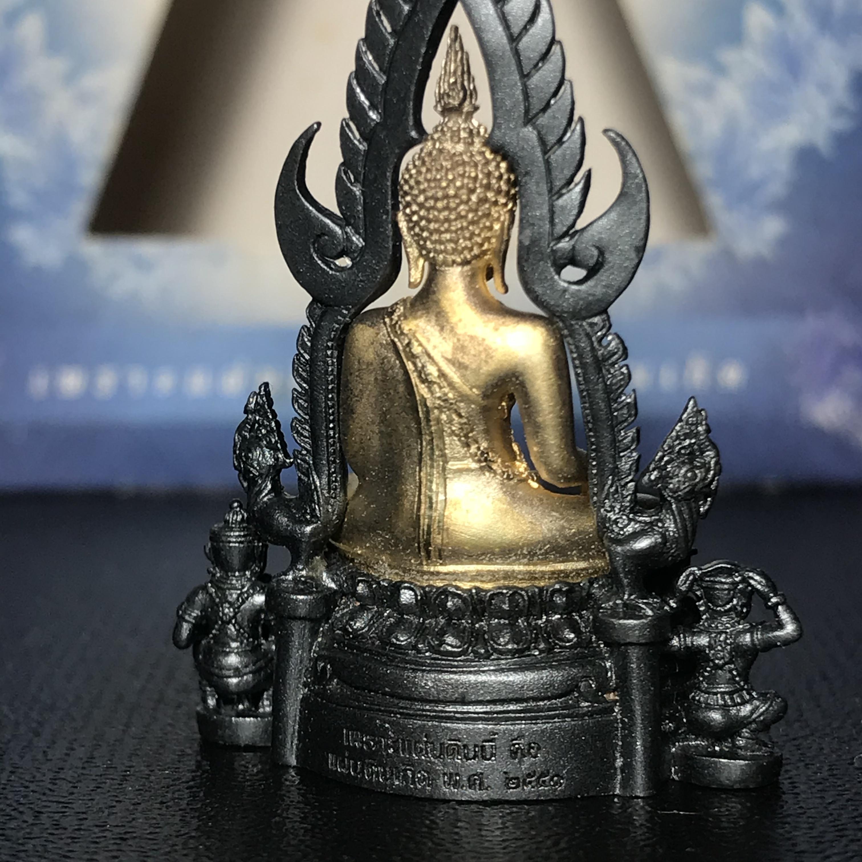 พระพุทธชินราช ภปร. โครงการ เพราะแผ่นดินนี้คือแผ่นดินเกิด เนื้อเงินชุบทองคำซุ้มรมดำ ปี2551 ขนาดหน้าตัก1/2นิ้ว (สวยงามหายาก)1ใน5000องค์