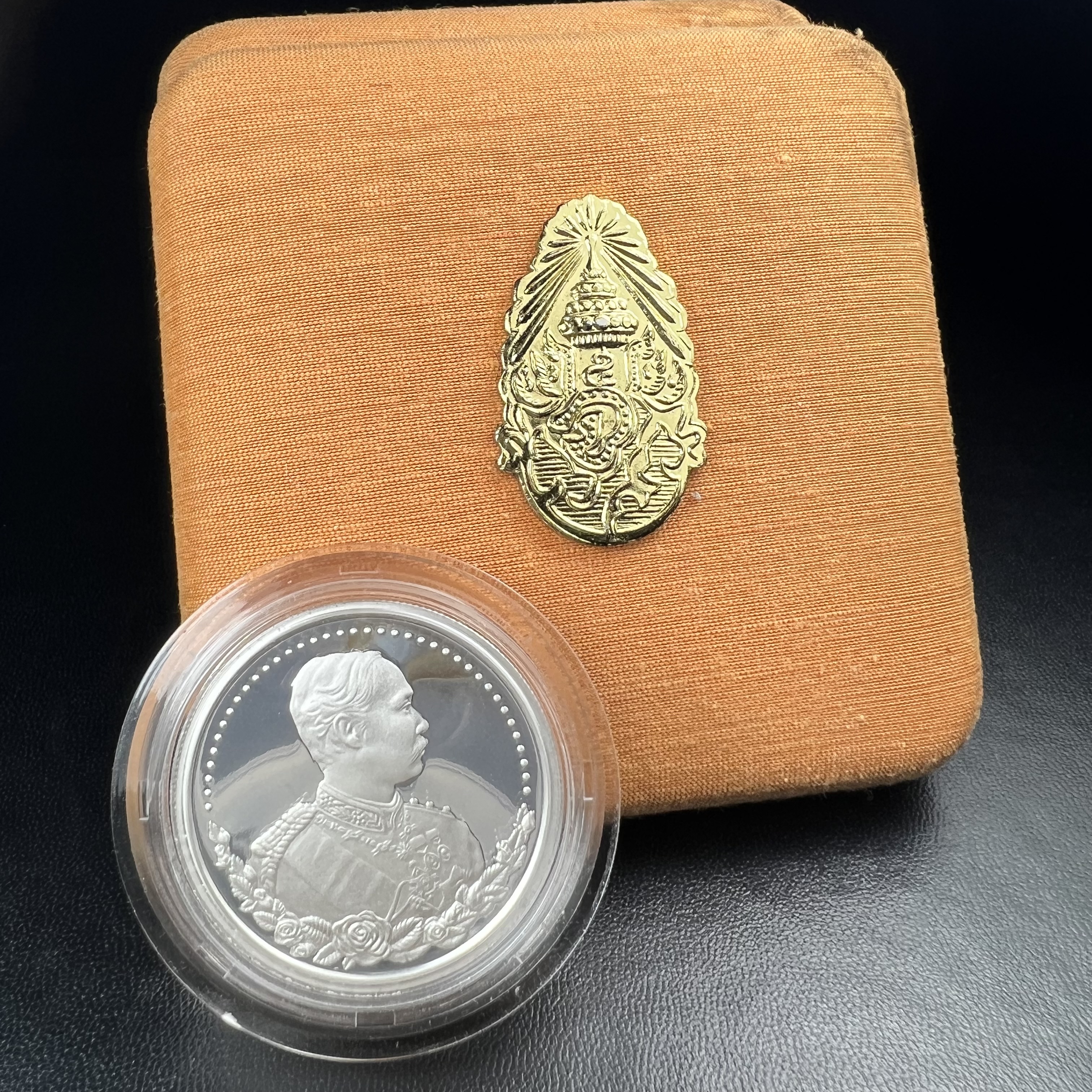 เหรียญรัชกาลที่ 5 หลัง 12 นักษัตริย์ รุ่นมหาลาภ ปี 2539 เนื้อเงินขัดเงา บล็อกนอก(เพิร์ธ)ออสเตรเรีย ขนาด 3.2 ซ.ม. กล่องบรรจุเดิมครบสมบูรณ์สวยงาม พิธีพุทธาภิเษก ณ.พระอุโบสถ วัดพระแก้ว สมเด็จพระญาณสังวร สมเด็จพระสังฆราช เป็นประธานพิธี