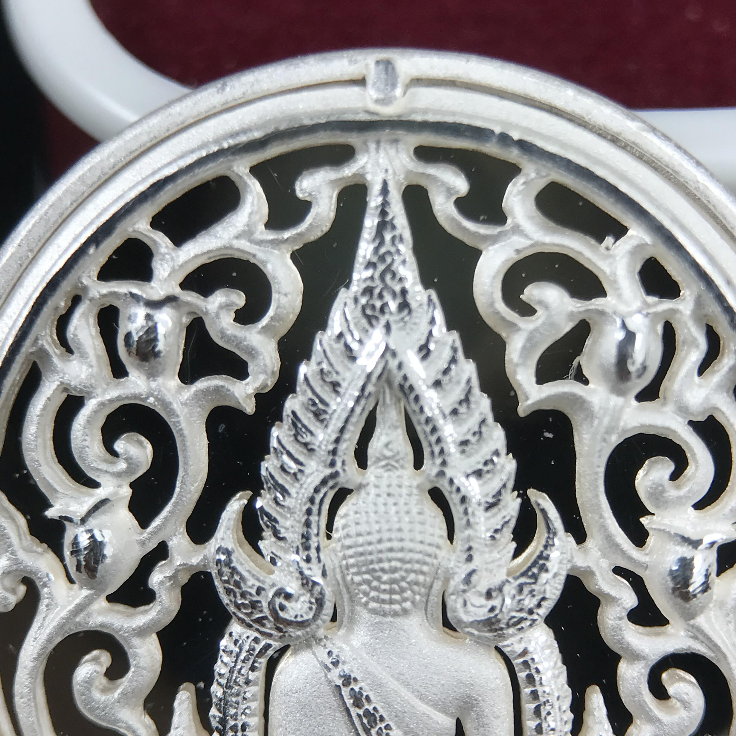 พระพุทธชินราช รุ่น ประวัติศาสตร์ มูลนิธิเพื่อตำรวจไทยจัดสร้าง ปี 2562 เนื้อเงินขัดเงา พิมพ์เหรียญรูปไข่ฉลุลายไทย พิมพ์ใหญ่ พระพุทธชินราช แบบจิวเวอร์รี่ (ขนาดสูง 2.9 ซม.) (สภาพ สวย ซีนซองเดิม กล่องบรรจุเดิมครบสมบูรณ์)