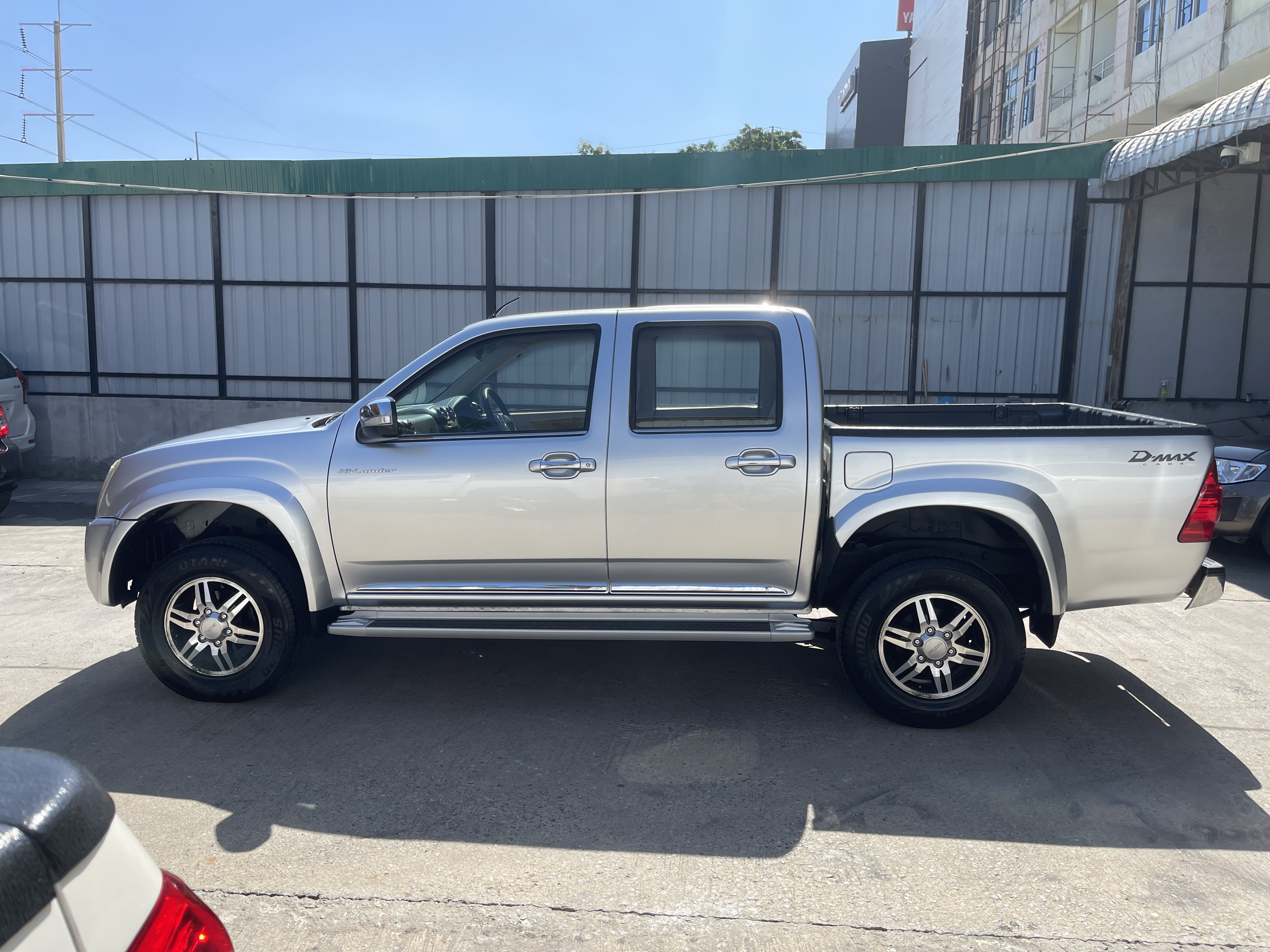Isuzu Dmax 4ประตู Hilander 2.5 Abs Navi 2011 เงิน