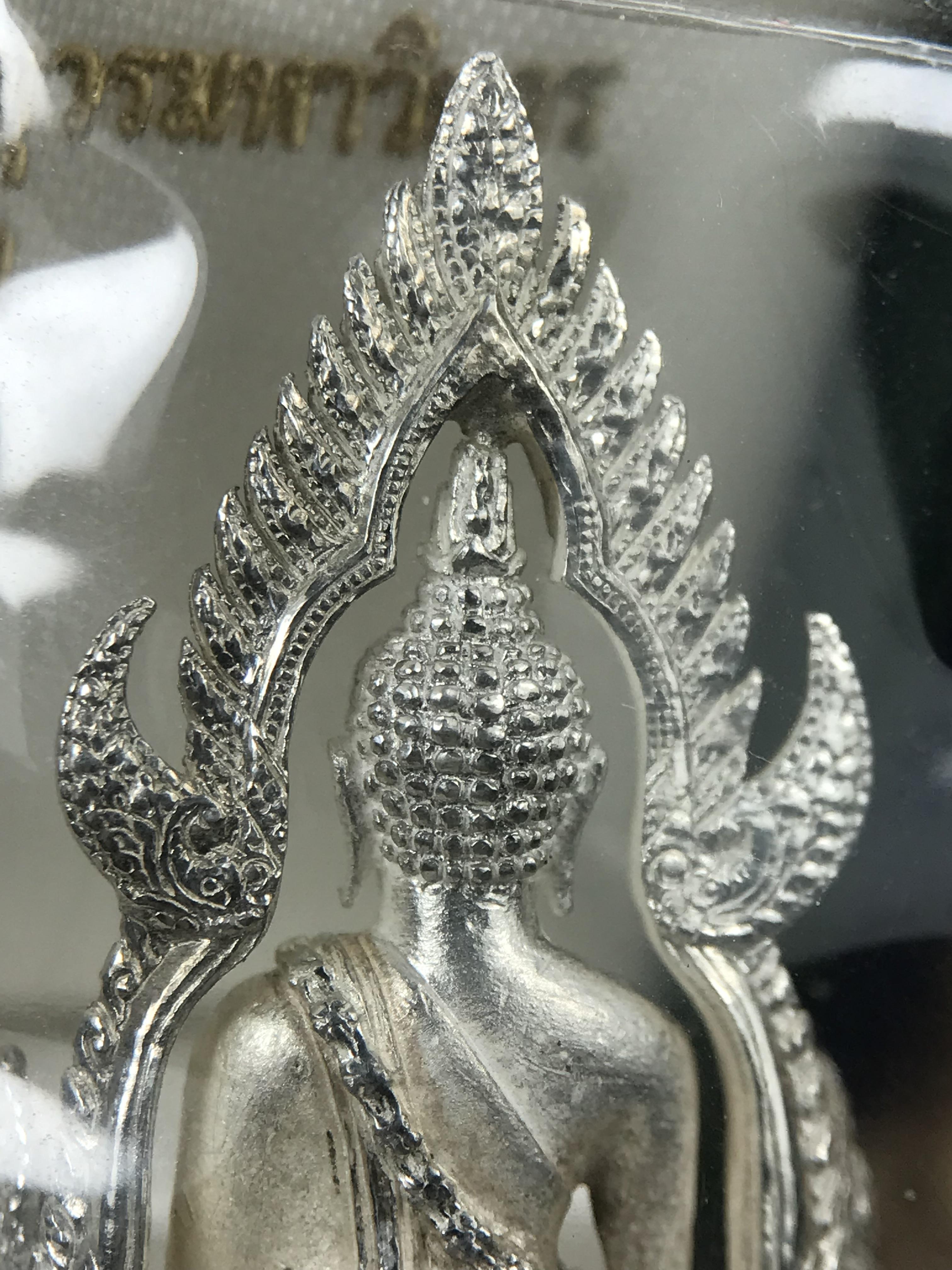 พระพุทธชินราช รุ่นมหาลาภ พิธีพุทธาภิเษกวัดพระศรีรัตนมหาธาตุวรมหาวิหาร จ.พิษณุโลก ปี 2540 เนื้อเงินบริสุทธิ์ 99.9% (นวลเงา)(สภาพผิวเดิมซีนซองเดิม พร้อมกล่องบรรจุเดิมและการ์ดใบรับรองครบสมบูรณ์ (องค์หมายเลข ๑๑๗๓๔)