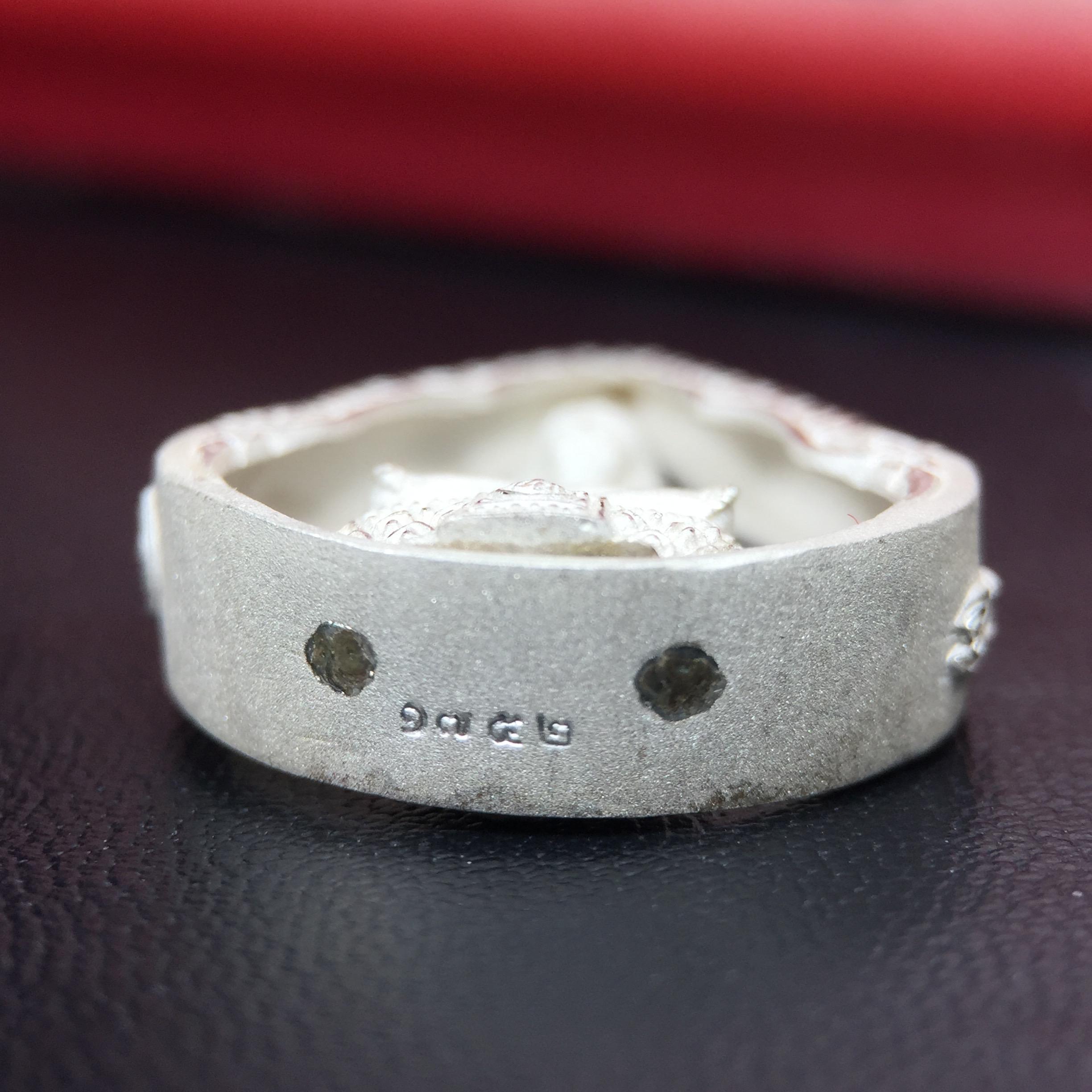 พระแก้วมรกต ภปร.(รุ่นแรก) ปี2545 จัดสร้างในมหาวโรกาส พระบาทสมเด็จพระเจ้าอยู่หัวรัชกาลที่ 9 ครบรอบ 75 พรรษา และฉลองกรุงรัตนโกสินทร์ครบ 220 ปี พิมพ์ลอยองค์ทรงหยดน้ำ เนื้อเงินบริสุทธิ์ 92.5% ขนาด 18*27 มม. พร้อมกล่องบรรจุเดิม สวยครบสมบูรณ์(องค์หมายเลข 1752)