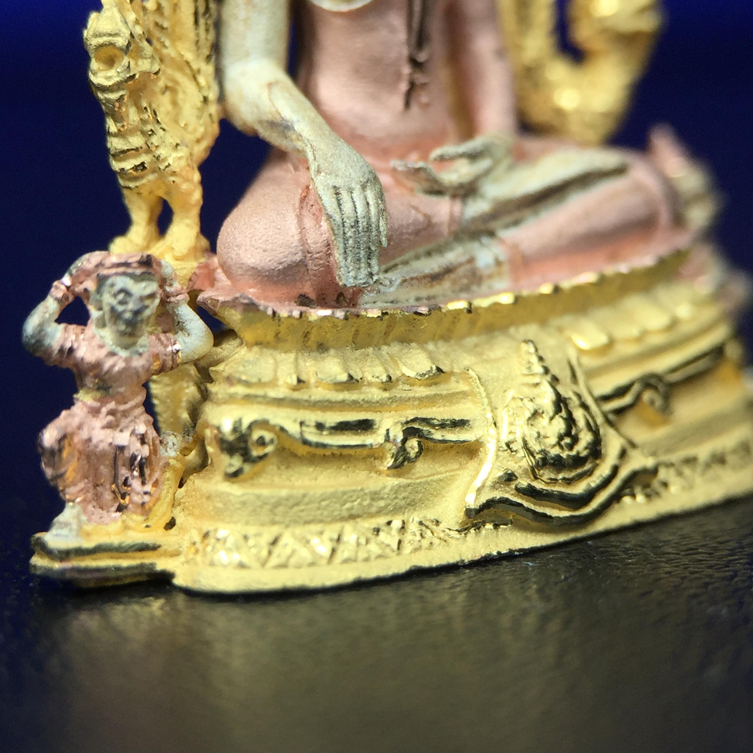 พระพุทธชินราช ภปร. ในวโรกาสพระราชพิธีมหามงคล เฉลิมพระชนมายุ6รอบ 5ธันวาคม2542 มูลนิธิพิทักษ์ดวงตาประชาชน จัดสร้าง เนื้อเงินบริสุทธิ์ 99.9% แบบสามกษัตริย์ขัดเงาบางส่วน พิมพ์ใหญ่ ขนาดสูง 3.4 ซม. พร้อมกล่องบรรจุเดิม