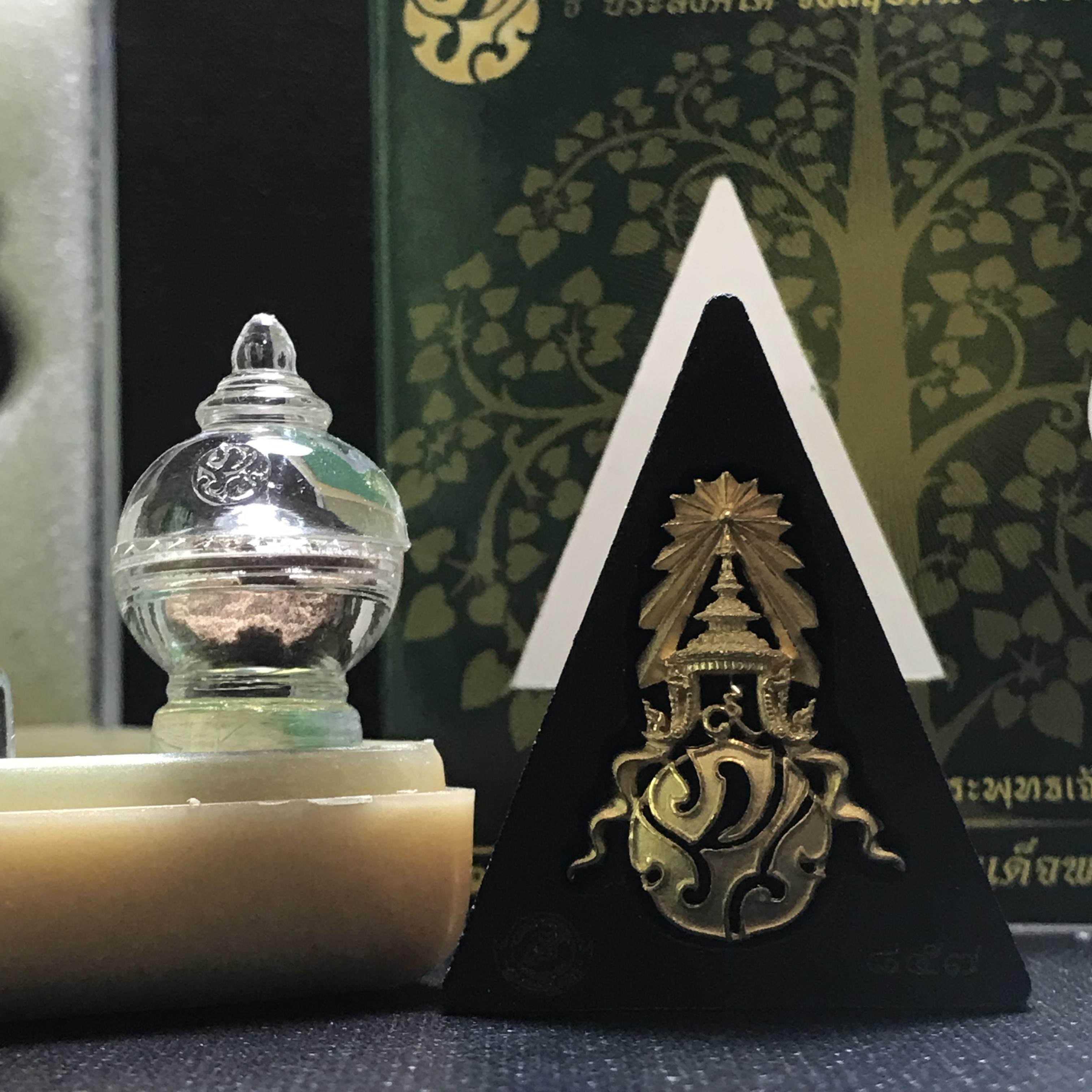 พระพุทธชินราช(จำลอง)ภปร. 84พรรษา เนื้อผงปิดทองด้านหน้า หลัง ภ.ป.ร. ทองคำ(พระราชทานมวลสาร จิตรลดาและเส้นพระเจ้า(เส้นผม))