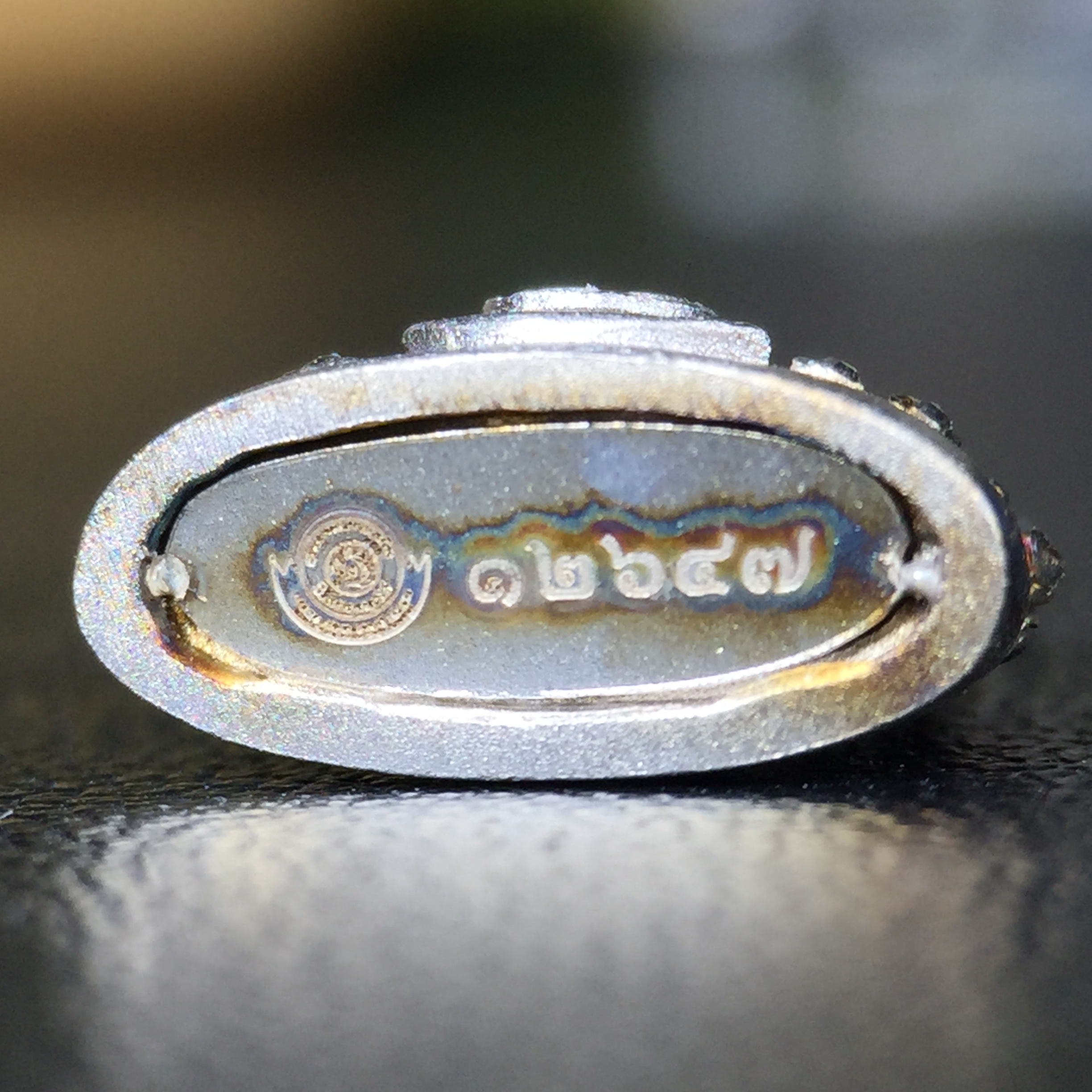 พระพุทธชินราช(จำลอง) ภปร. 84 พรรษา เนื้อเงินชุบทองคำขาว พิมพ์เล็กขนาดหน้าตัก 1/4 นิ้ว (สภาพผิวเดิมสวย ขึ้นสีรุ้งธรรมชาติ แบบนิยม)(พระราชทานมวลสาร จิตรลดาและเส้นพระเจ้า(เส้นผม))