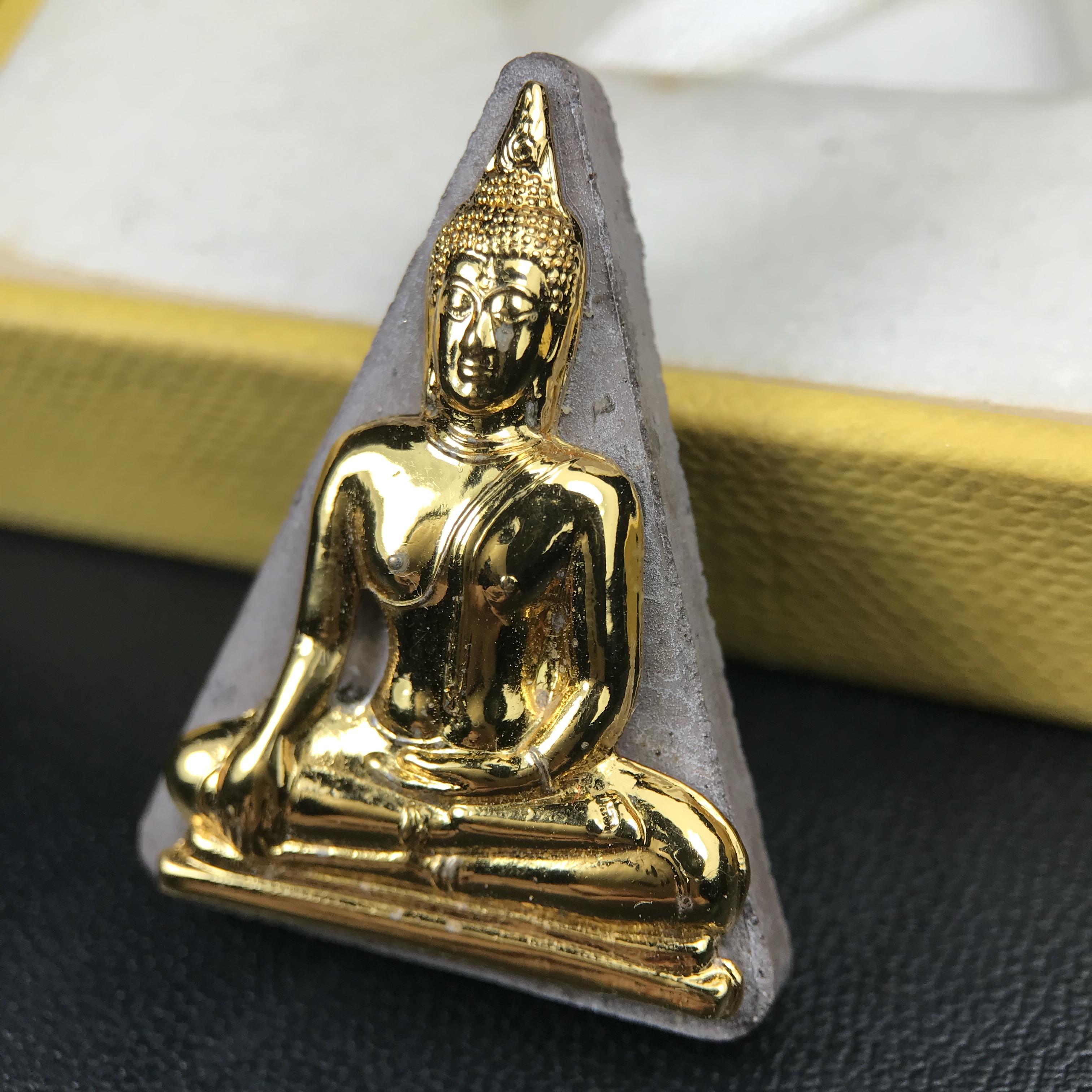 พระพุทธมหาสุวรรณปฏิมากร (หลวงพ่อทองคำ) หลังตรามหามงคลเฉลิมพระชนมพรรษา 80 พรรษา รัชกาลที่9 วัดไตรมิตรวิทยาราม กรุงเทพฯ ปี 2550 พระพิมพ์หน้าทองคำ(หายาก 1 ใน 999 องค์)