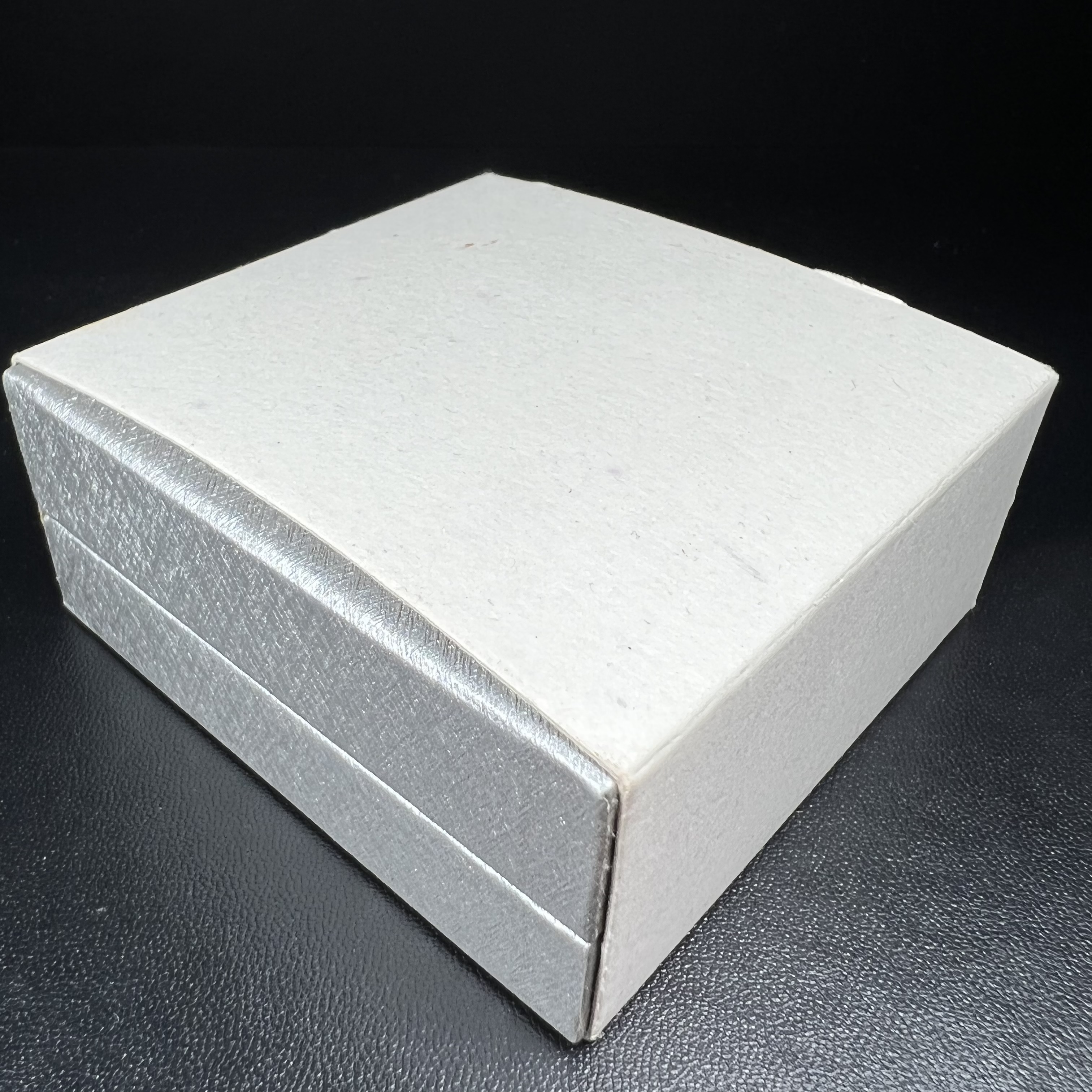 พระกริ่ง-พระชัยวัฒน์ ปวโร 84 พรรษา สมเด็จพระญาณสังวร สมเด็จพระสังฆราช วัดบวรนิเวศวิหาร ปี 2540 เนื้อนวโลหะ พร้อมกล่องบรรจุเดิมครบสมบูรณ์(ชุดหมายเลข 2281)