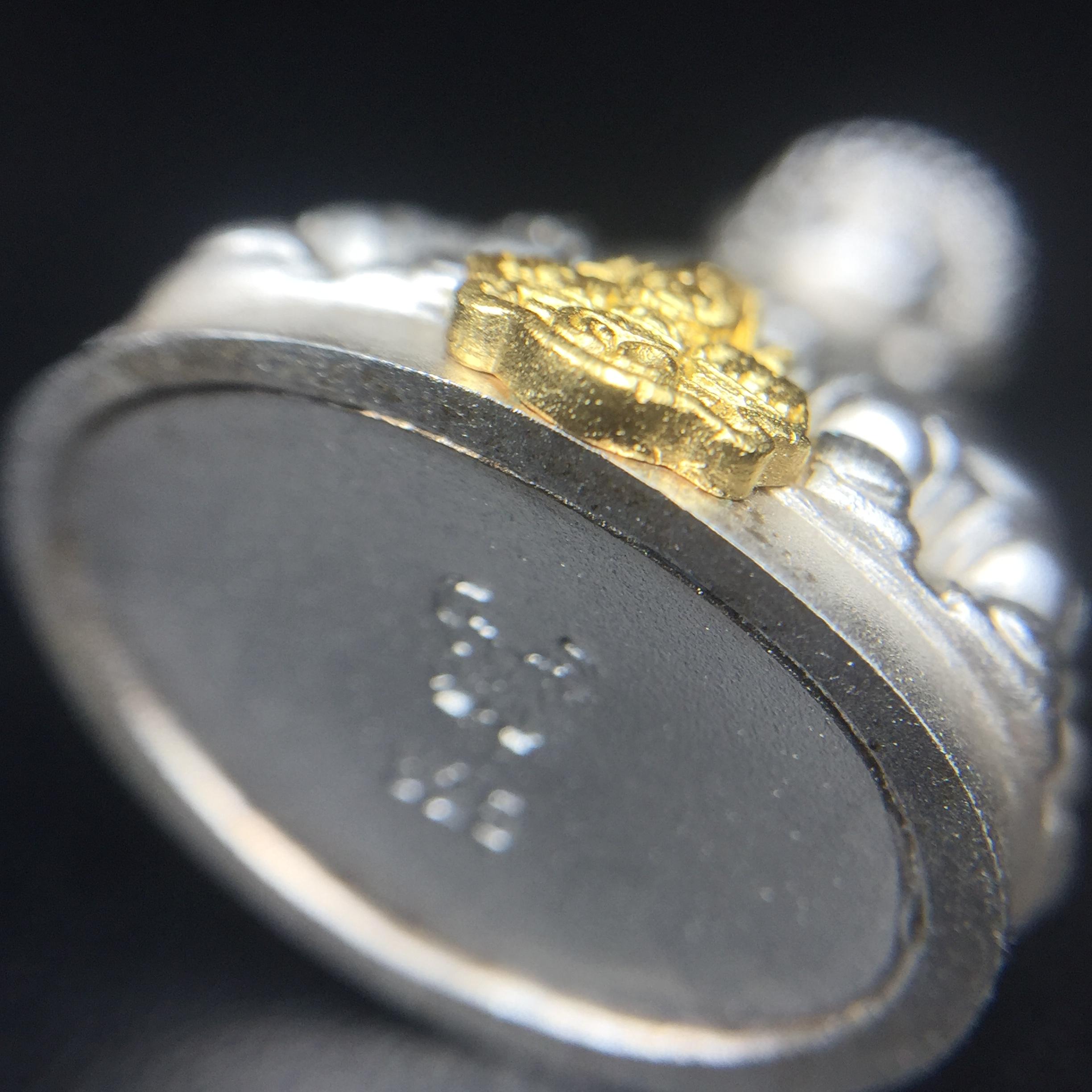 พระกริ่งสมเด็จญาณ วัดบวรนิเวศวิหาร เนื้อเงินบริสุทธิ์ 92.5% ตรากาญจนาภิเษกทองคำ(เนื้อทองคำแท้) พระราชทานแจกเมื่อ 3 ตุลาคม 2538 จัดสร้างในวโรกาส สมเด็จพระญาณสังวร สมเด็จพระสังฆราช ฉลองพระชนมายุครบ 82 พรรษา และฉลองครองราชสมบัติครบ 50 ปี รัชกาลที่ 9(หายาก)