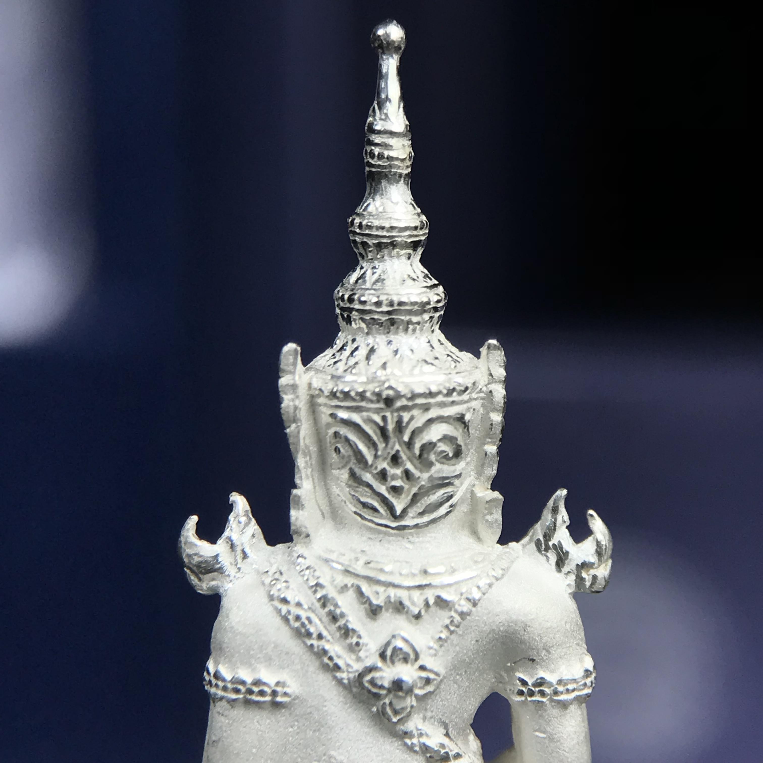 พระแก้วมรกต ภปร. ปี 2547 จัดสร้างโดยโรงพยาบาลภูมิพลอดุลยเดช เนื้อเงิน ลอยองค์ สูง 3.7 ซม.หน้าตัก 1/2 นิ้ว พิธีมหามังคาภิเษก ณ พระอุโบสถวัดพระศรีรัตนศาสดาราม(วัดพระแก้ว) งดงามทรงคุณค่าอีกหนึ่งรุ่นยอดนิยม หายาก(หมายเลขต้นๆหลักร้อย ๕๗๓)(1ใน3000องค์)