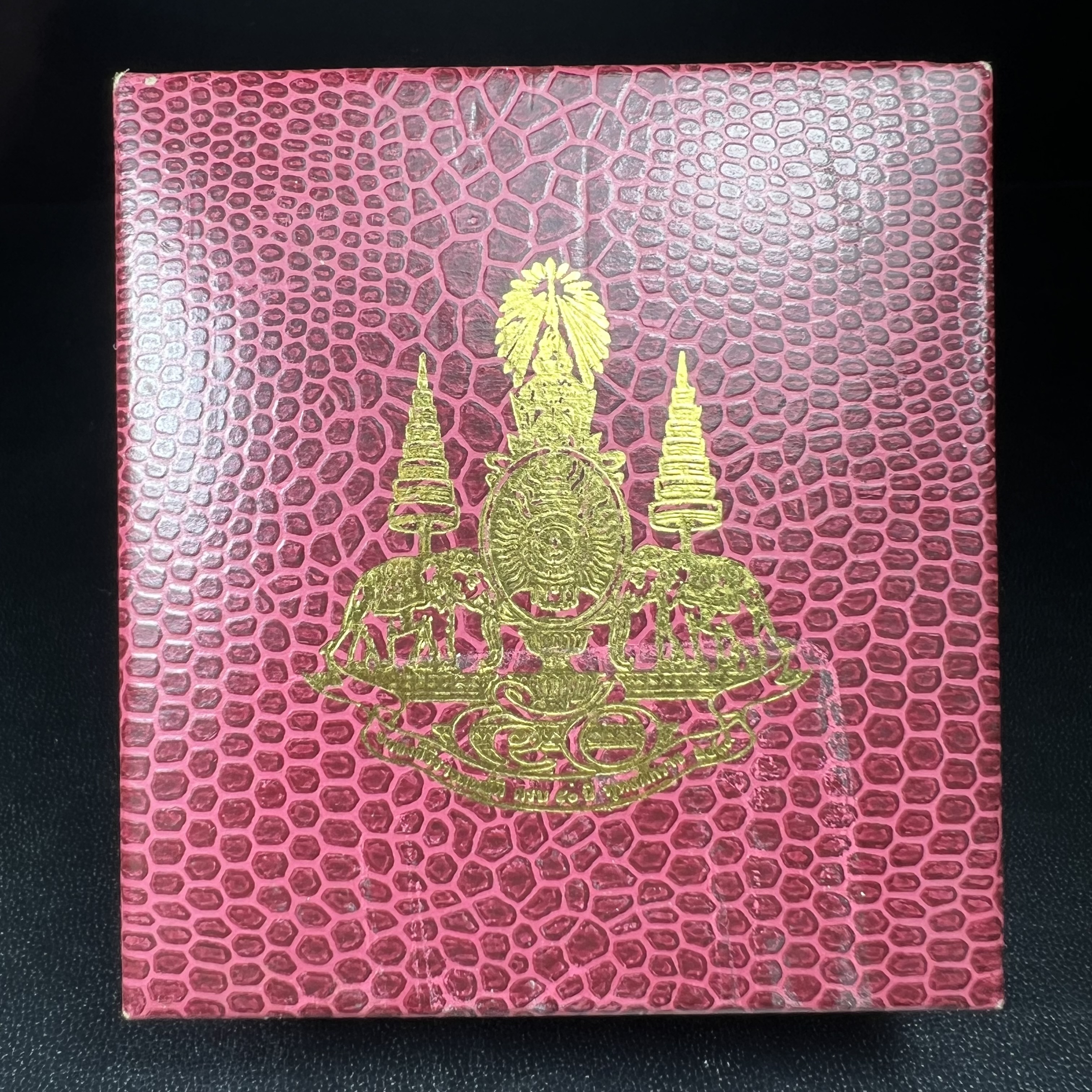 รูปเหมือนสมเด็จพระพุฒาจารย์ (โต พรหมรังสี)วัดใหม่อมตรส บางขุนพรหม ปี2540 รุ่นกาญจนาภิเษก จัดสร้างในวโรกาสที่รัชกาลที่ 9 ทรงครองสิริราชสมบัติ ครบ 50ปี ลอยองค์พิมพ์ใหญ่ เนื้อเงินบริสุทธิ์ 99.9% แบบชุบสามกษัตริย์ขัดเงาบางส่วน พร้อมกล่องบรรจุเดิมครบ