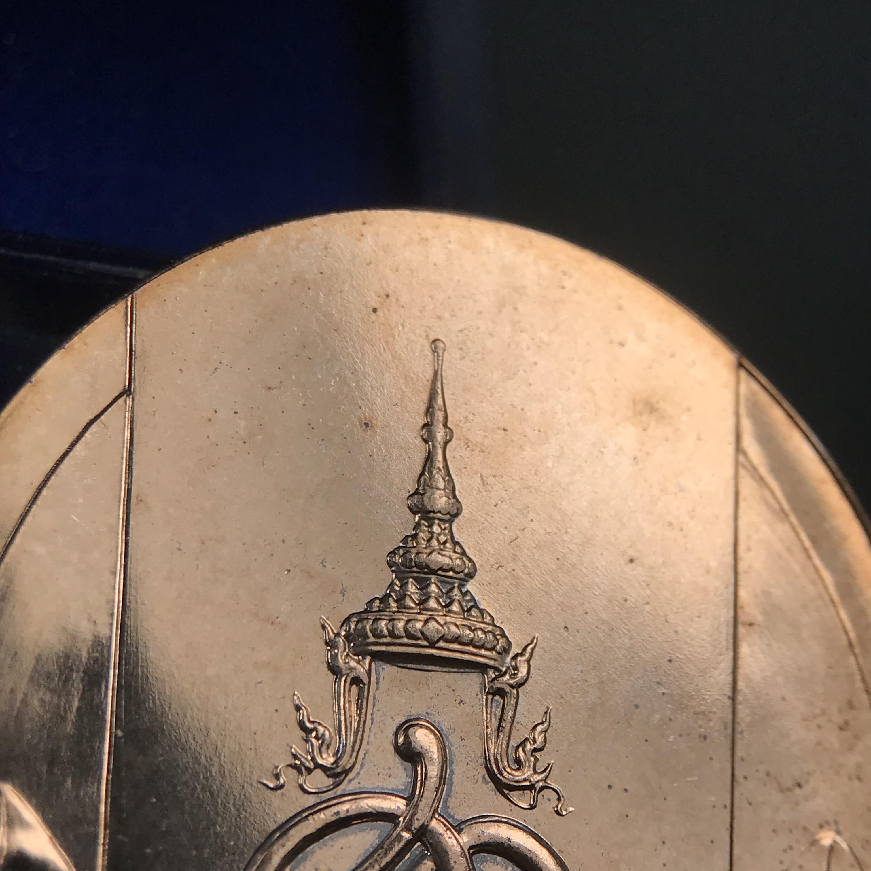 หลวงพ่อทวด พระนามาภิไธย สก. วัดห้วยมงคล จ.ประจวบคีรีขันธ์ ปี 2544(รุ่นแรก) เหรียญเนื้อนวโลหะ(Thai Bonze) ผลิตโดยโรงกษาปณ์ โมเน่ร์เดอปารีส ประเทศฝรั่งเศส สวยงดงามสภาพสวยกล่องใบรับรองครบสมบูรณ์(คุ้มครองแคล้วคลาด พิธีใหญ่) องค์หมายเลข 1807 (1 ใน 2999 เหรียญ)