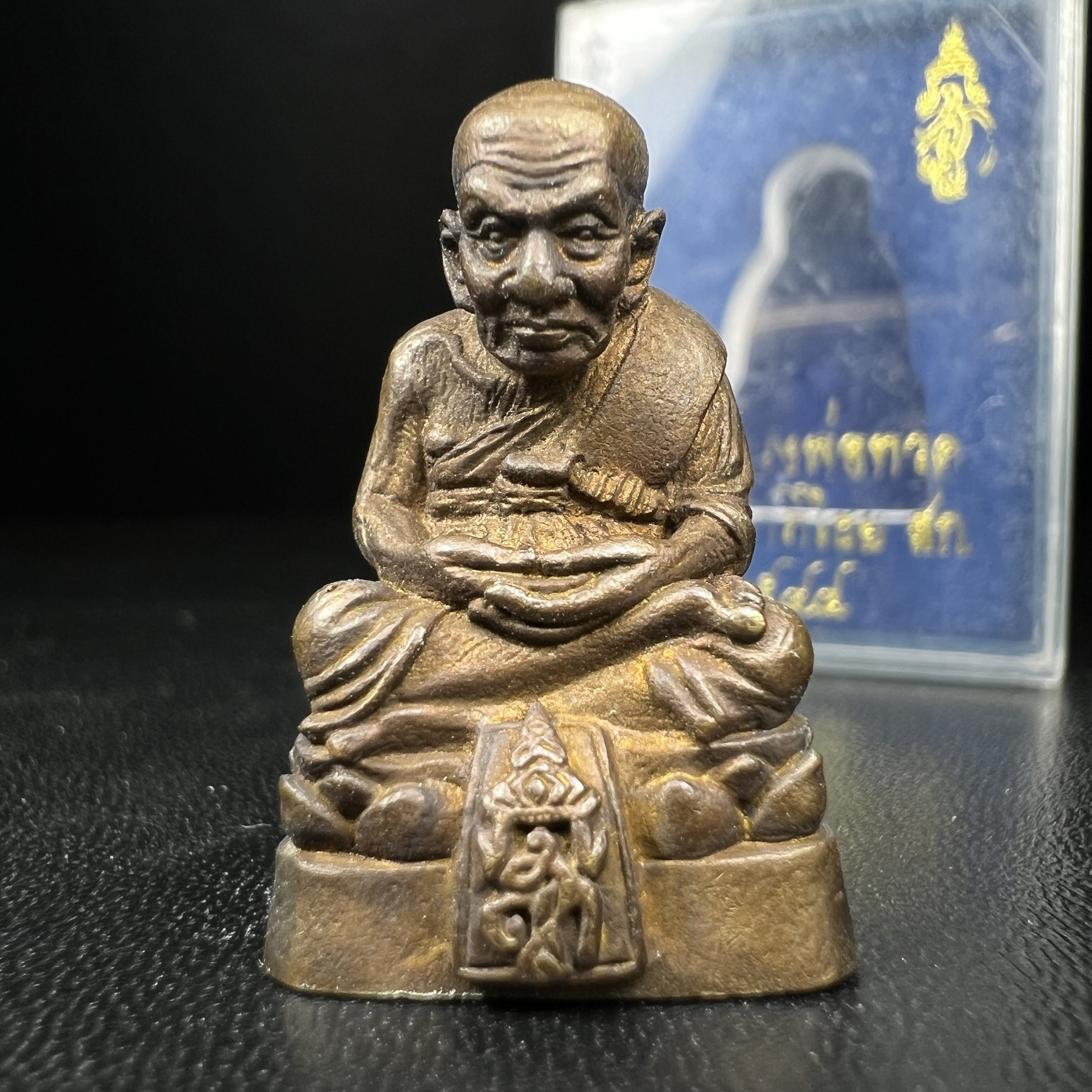 หลวงพ่อทวด พระนามาภิไธย สก. วัดห้วยมงคล จ.ประจวบคีรีขันธ์ ปี 2544(รุ่นแรก) รูปหล่อลอยองค์ ขนาดห้อยคอ หน้าตัก 1.5 ซม. พิมพ์ลอยองค์เนื้อสัตตะโลหะหล่อโบราณ(โลหะผสมรมดำ)(คัดสภาพสวยสมบูรณ์)(คุ้มครองปลอดภัย แคล้วคลาด พิธีใหญ่ มวสสารดี)