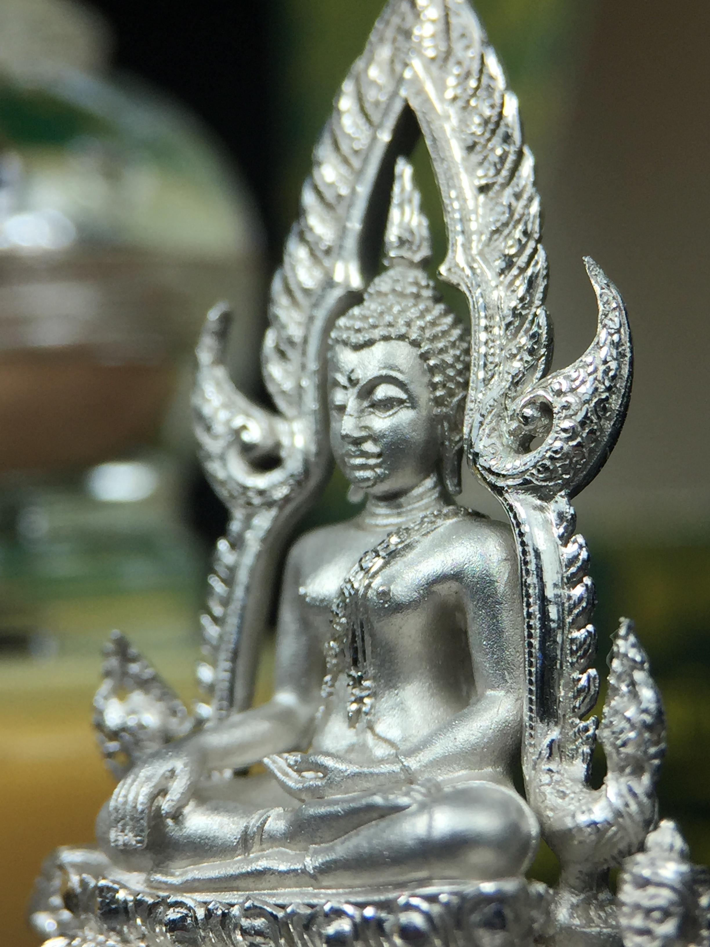 พระพุทธชินราช(จำลอง) ภปร. 84 พรรษา ปี 2554 เนื้อเงินชุบทองคำขาว พิมพ์กลางขนาดหน้าตัก 1/2 นิ้ว(พระราชทานมวลสาร จิตรลดาและเส้นพระเจ้า(เส้นผม)รัชกาลที่9)พุทธศิลป์ทรงคุณค่าอีกหนึ่งรุ่นยอดนิยม