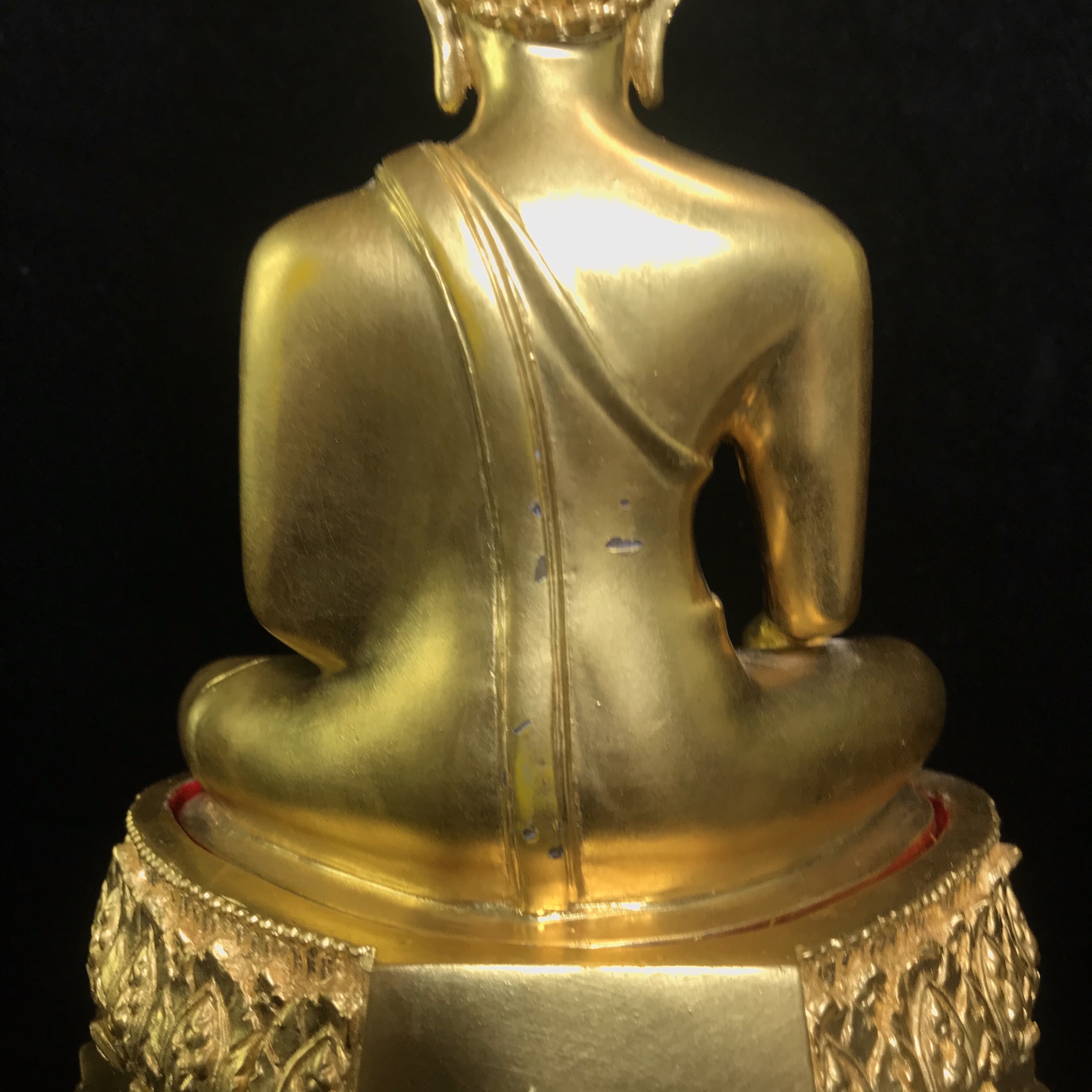 พระพุทธสิงหธรรมมงคล ภปร. รุ่นแรก พุทธสมาคมแห่งประเทศไทย ในพระบรมราชูปถัมภ์ จัดสร้าง ปี2547 เนื้อโลหะผสมปิดทอง หน้าตัก 5 นิ้ว(1 ใน 1999 องค์)