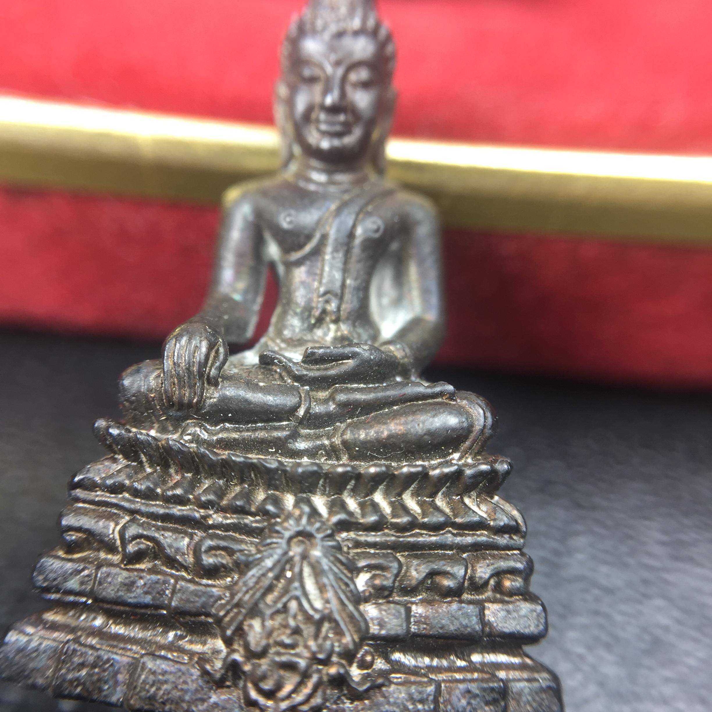 พระกริ่งพระพุทธชินสีห์ ภปร ทันโตเสฏโฐ ปี 2533 เนื้อนวโลหะ (วัตถุมงคลหนึ่งเดียวที่บรรจุพระทนต์(ฟัน)ในหลวงรัชกาลที่9 พระราชทานให้จัดสร้าง)(1ใน1999องค์)