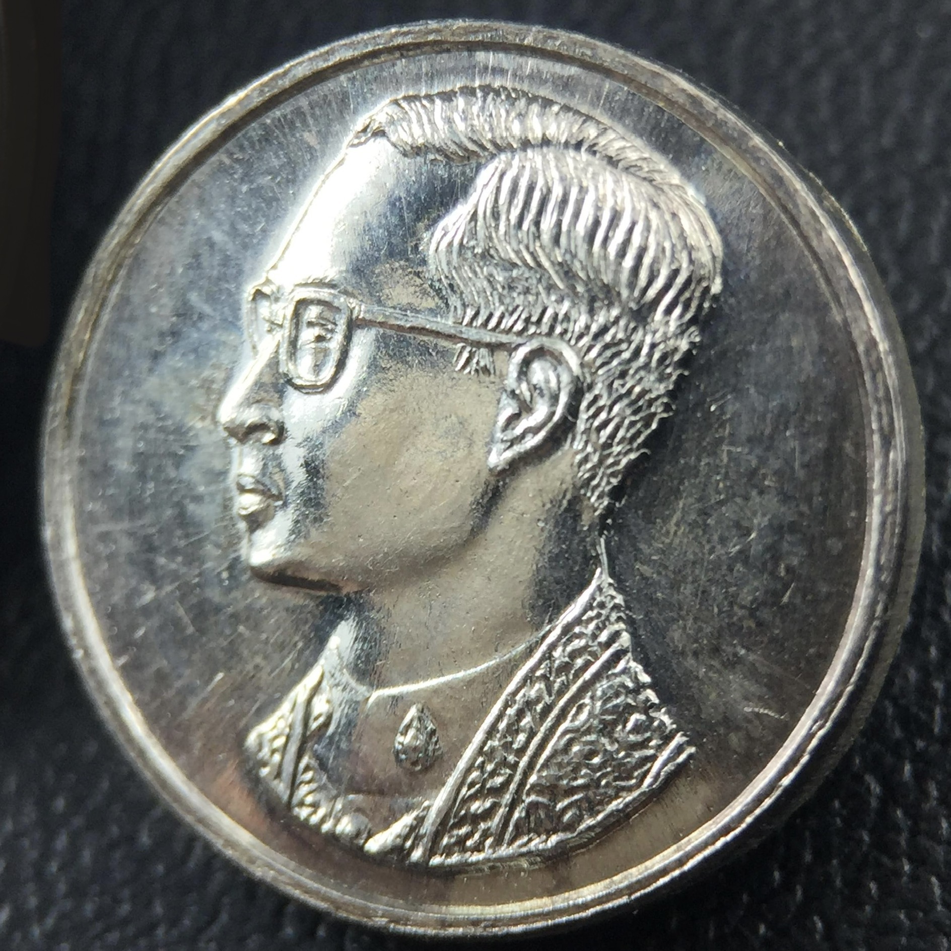 เหรียญพระบรมรูปคุ้มเกล้า รพ.ภูมิพล ปี2522 เนื้อเงิน พิมพ์เล็ก(พบเจอน้อยหายาก) คัดสภาพสวยเดิม(ในหลวงรัชกาลที่9 ทรงจุดไฟพระฤกษ์และเททอง พิธีใหญ่)ยอดนิยมหายาก