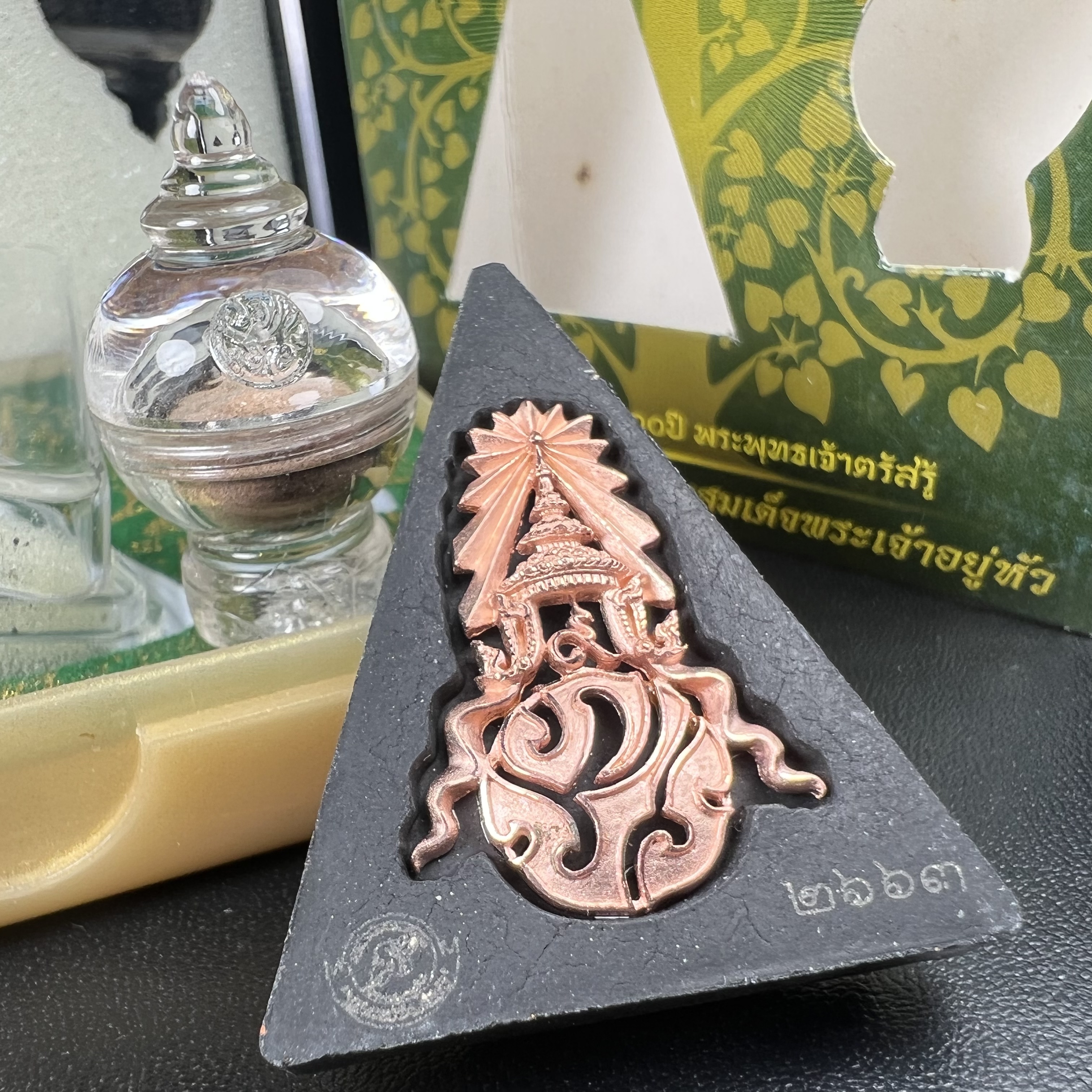 พระพุทธชินราช(จำลอง)ภปร. 84พรรษา เนื้อผงปิดทองด้านหน้า หลัง ภ.ป.ร. ทองแดง(พระราชทานมวลสาร จิตรลดาและเส้นพระเจ้า ร.9(เส้นผม))