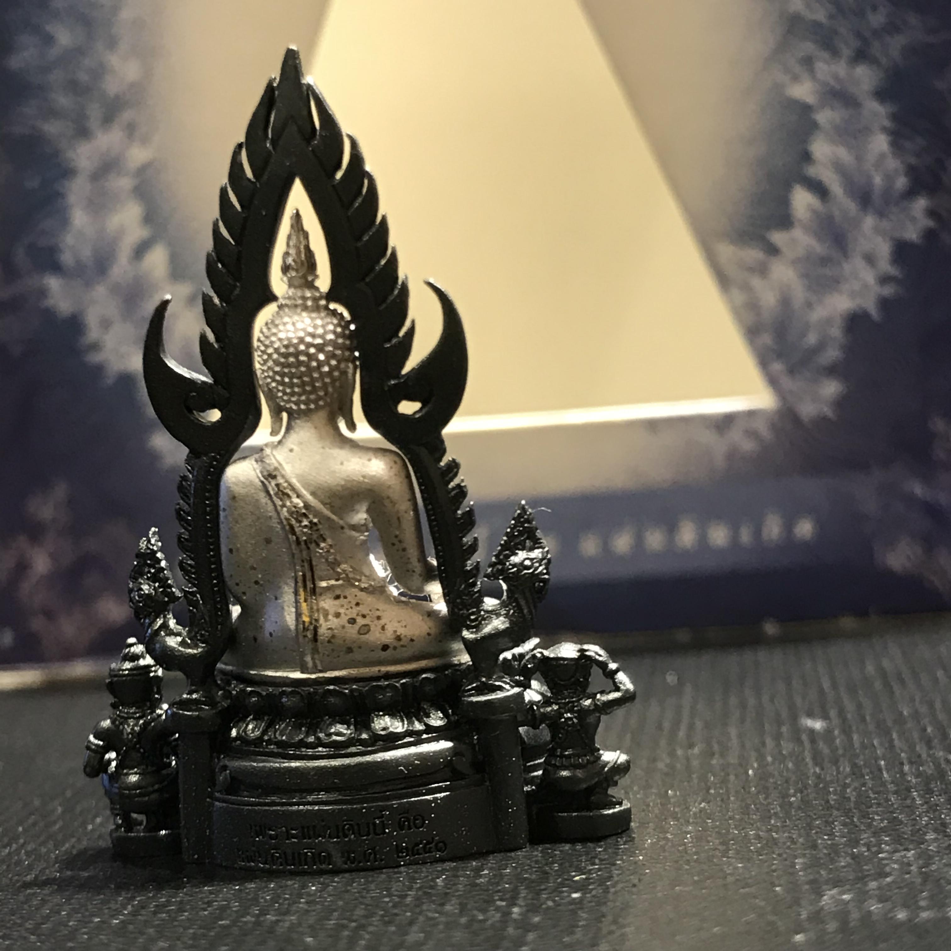 พระพุทธชินราช ภปร โครงการ เพราะแผ่นดินนี้คือแผ่นดินเกิด เนื้อเงินชุบทองคำขาว ซุ้มรมดำ ปี2551 ขนาดหน้าตัก1/2นิ้ว (สวยงามหายาก)