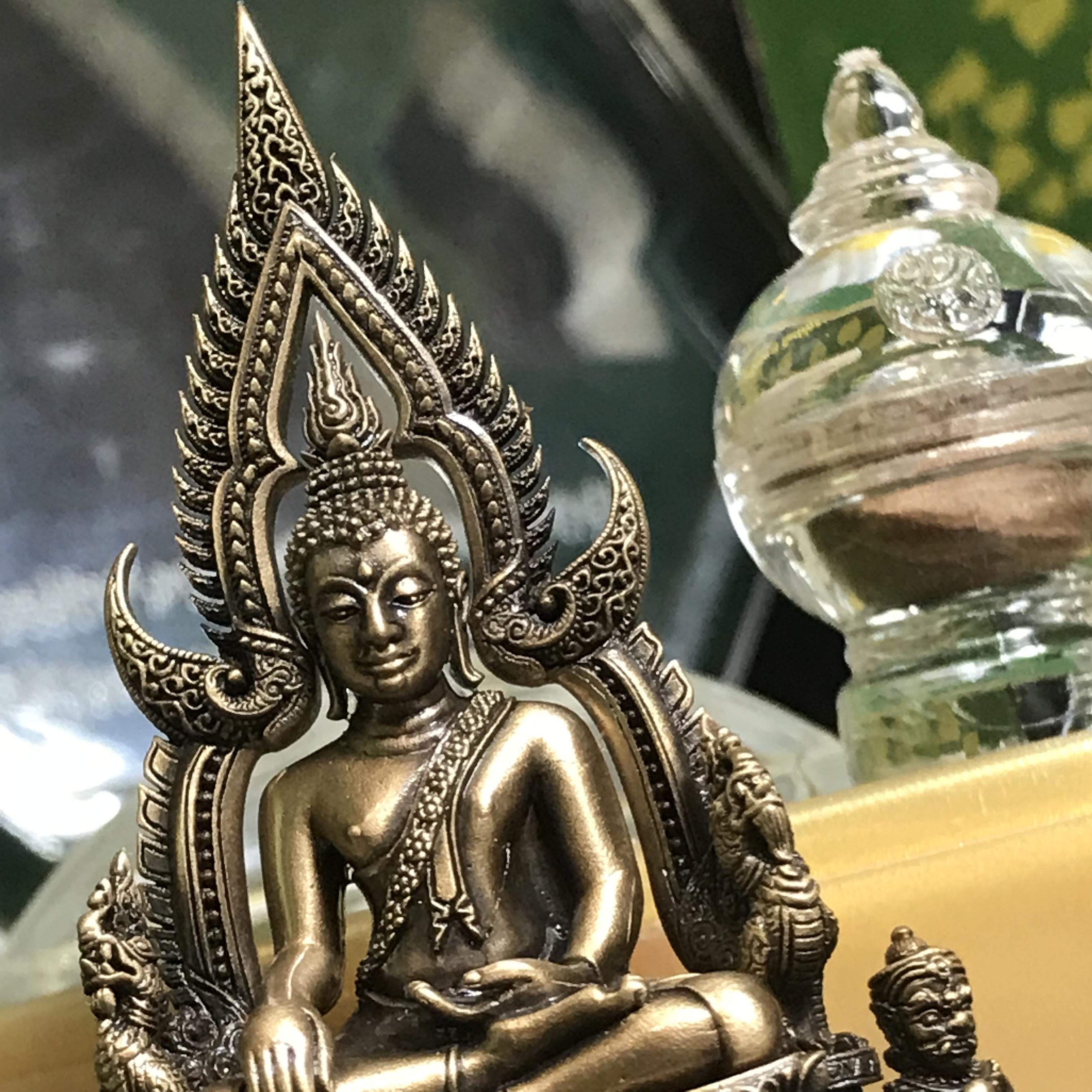 พระพุทธชินราช(จำลอง) ภปร 84 พรรษา เนื้อบรอนซ์รมดำซาติน พิมพ์ใหญ่ขนาดหน้าตัก 3/4 นิ้ว(1ใน5000องค์) )(พระราชทานมวลสาร จิตรลดาและเส้นพระเจ้า(เส้นผม)รัชกาลที่9)