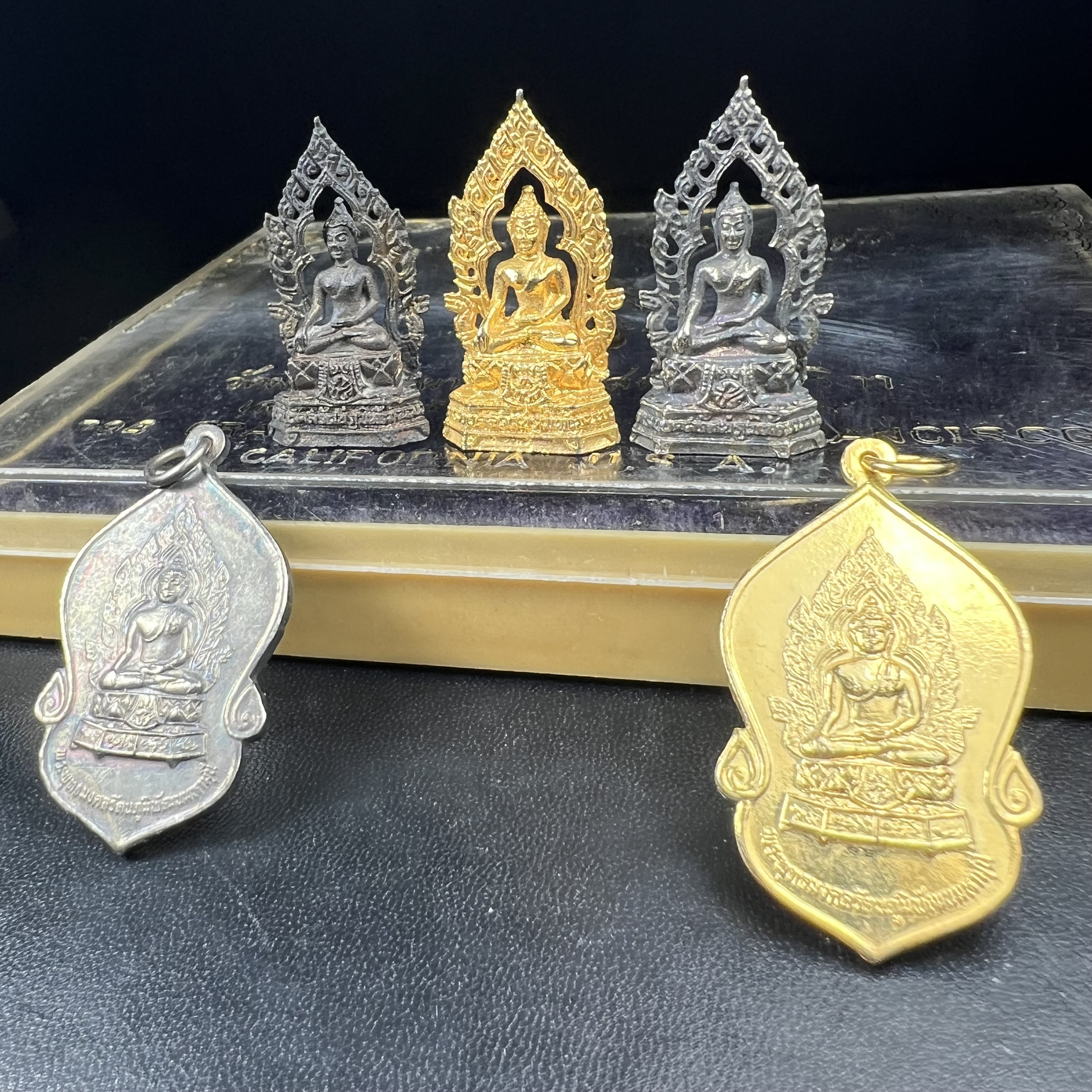 ชุดวัตถุมงคลพระพุทธมงคลรัตนภูมิพัฒนมหามุนี ภปร. วัดมงคลรัตนาราม วัดไทยในซานฟรานซิสโก สหรัฐอเมริกา ( Sanfrancisco USA.) ปี 2523(ชุดพิเศษกรรมการ 1 ชุด 5 รายการ)หายาก(พิธีใหญ่)หลวงปู่โต๊ะ วัดประดู่ฉิมพลี พร้อมเกจิอาจารย์ในยุคอีก ๑๐๘ รูปนั่งปรกอธิษฐานจิต