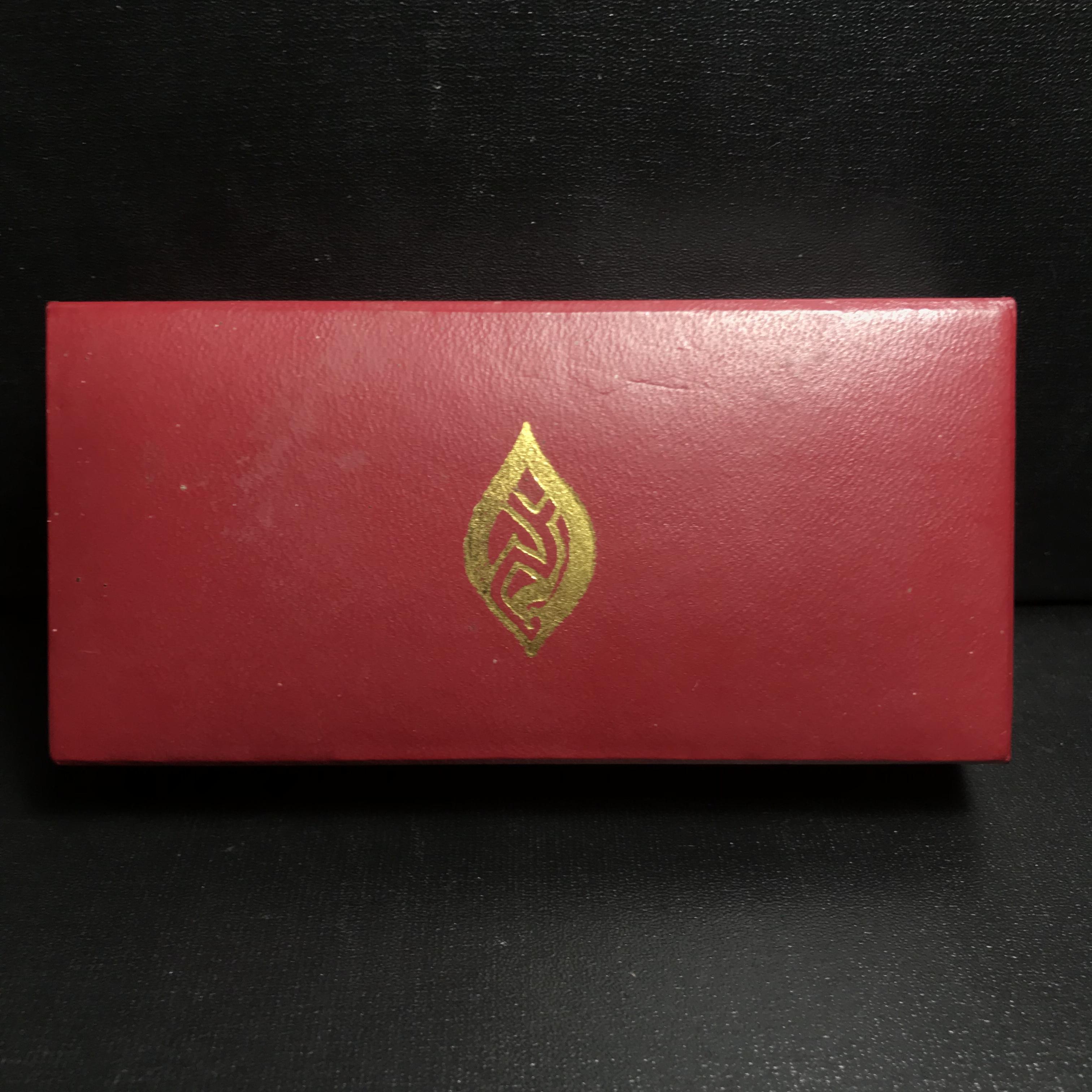 เหรียญพระราชทาน มูลนิธิ พอ.สว. ปี2541 (1ชุด มี 2 เหรียญ สภาพสวยมาก(กล่องเดิม))