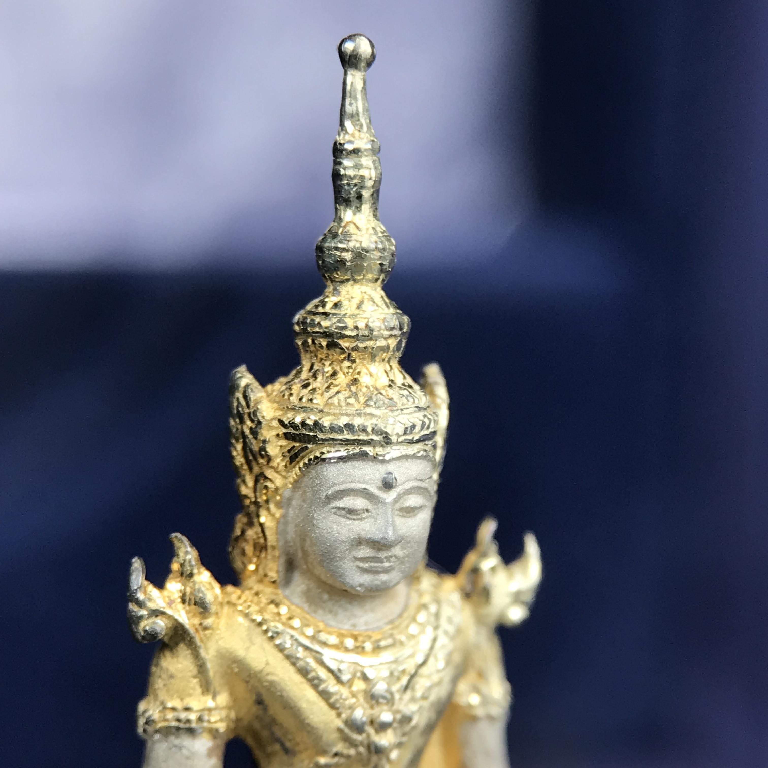 พระแก้วมรกต ภปร. ปี 2547 จัดสร้างโดยโรงพยาบาลภูมิพลอดุลยเดช เนื้อเงิน(3 กษัตริย์) ลอยองค์ หน้าตัก 1/2 นิ้ว สูง 3.7 ซม.พิธีมหามังคาภิเษก ณ พระอุโบสถวัดพระศรีรัตนศาสดาราม(วัดพระแก้ว) งดงามทรงคุณค่าอีกหนึ่งรุ่นยอดนิยม หายาก(องค์หมายเลข ๑๔๑๖)