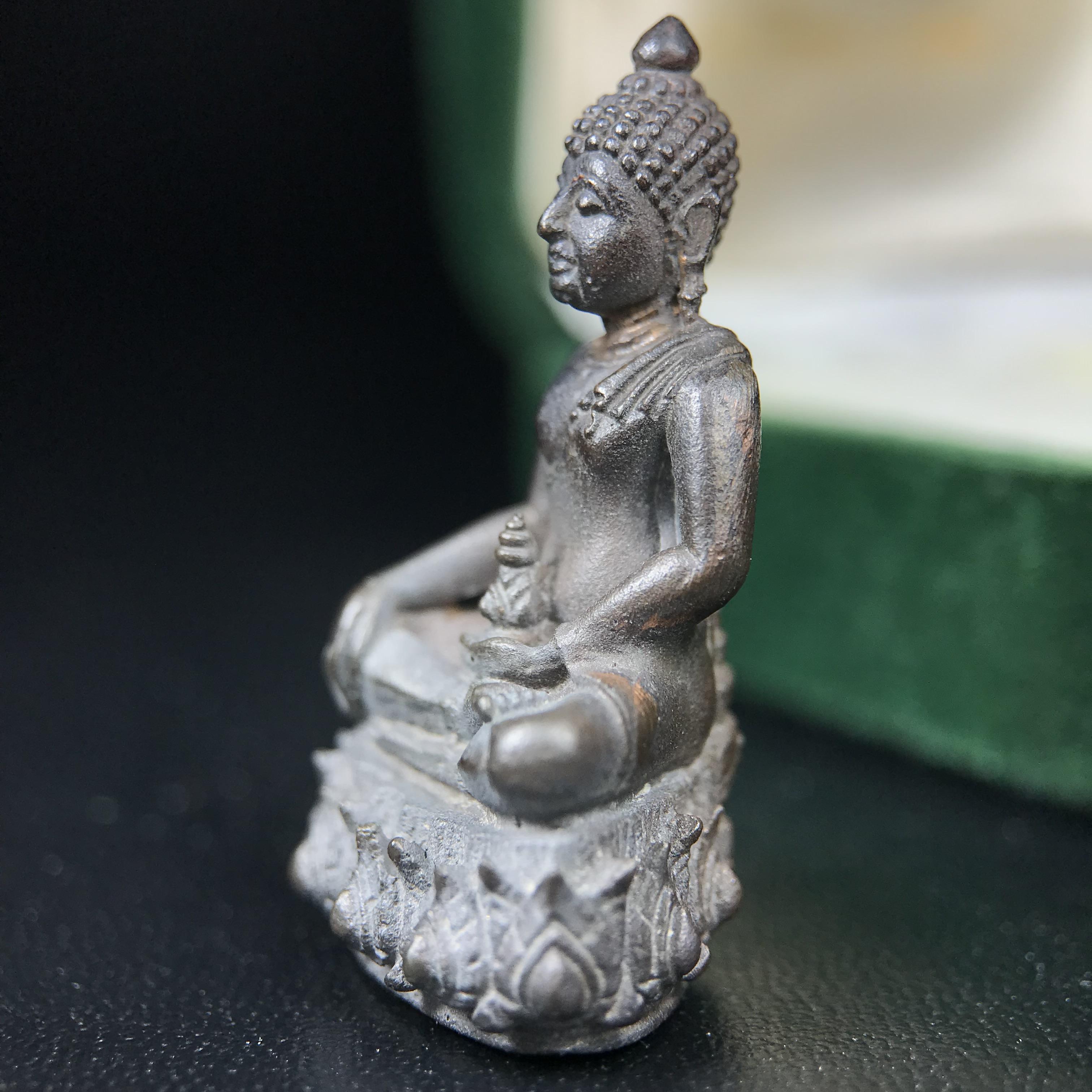 พระกริ่งวาสนา(รุ่นแรก) 80 พรรษา สมเด็จพระสังฆราช (วาสน์) วัดราชบพิธฯ ปี2521 เนื้อนวโลหะ(ตอกโค๊ตพระปิดตา) โดยมีหลวงปู่โต๊ะ วัดประดู่ฉิมพลีร่วมปลุกเสก พร้อมกล่องบรรจุเดิม(รุ่นแรก คอตั้งตรงได้สัดส่วน หายาก)