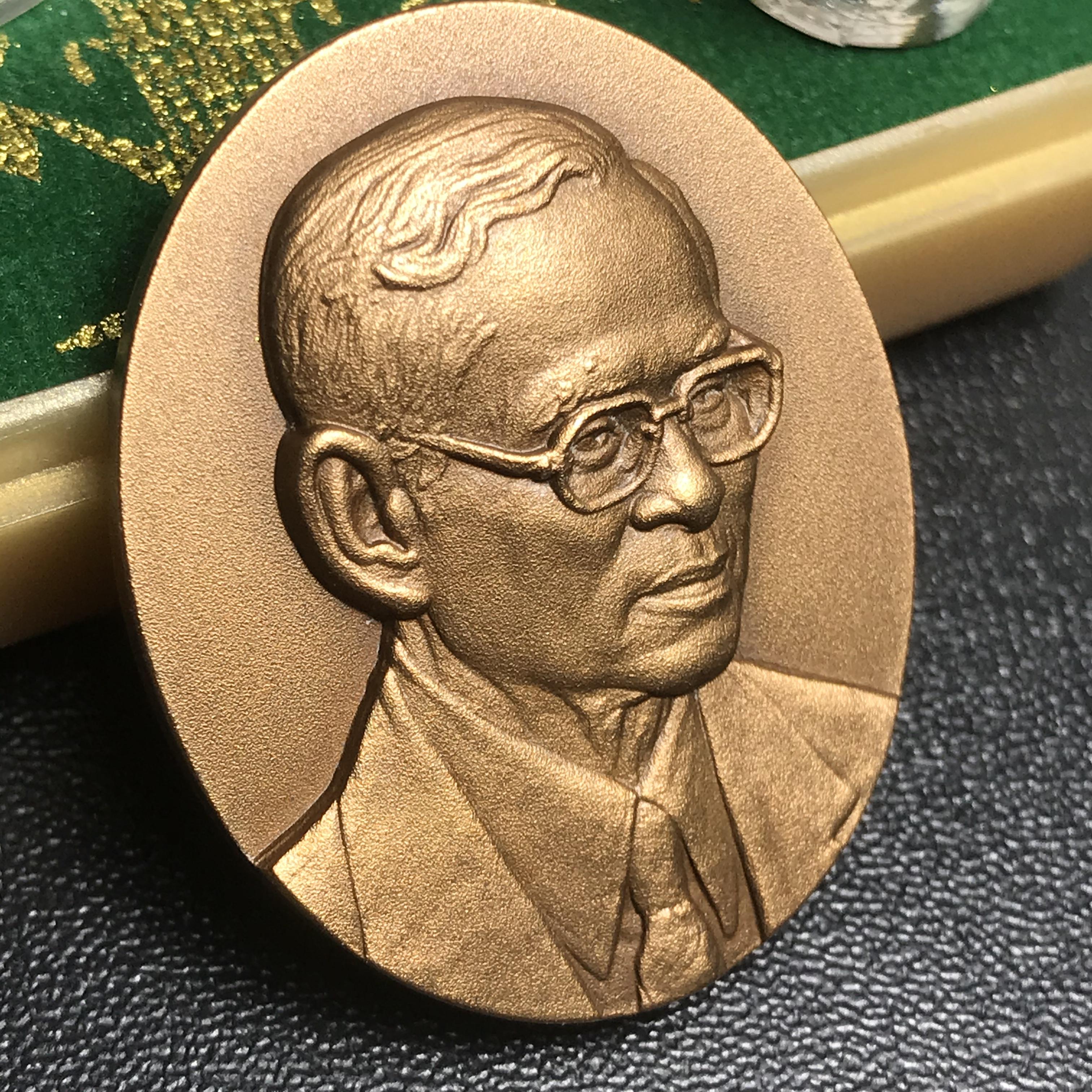 เหรียญพระบรมรูปหล่อพระบาทสมเด็จพระเจ้าอยู่หัว 84 พรรษา เนื้อทองแดงรมดำขัดวินอล พิมพ์กลาง(29*35 มม.)(บรรจุมวลสารจิตรลดา เส้นเกษา(เส้นผม)รัชกาลที่9 พระราชทาน)