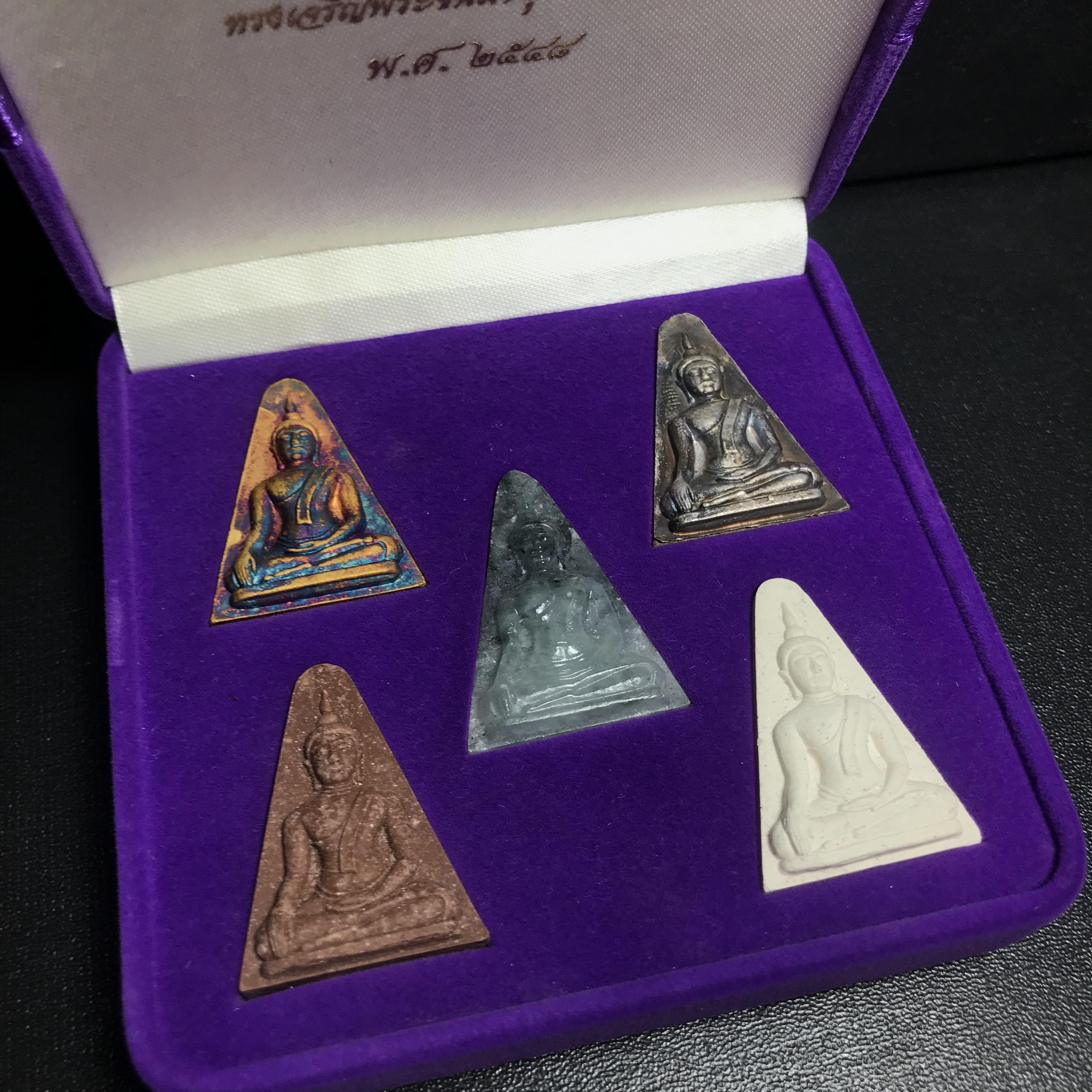 พระนางพญาเสน่ห์จันทร์ สธ. สร้างในวโรกาสทรงเจริญพระชนมายุ 50 พรรษา สมเด็จพระเทพฯ พ.ศ.2548 ชุดพิเศษ (1 ใน 5000 ชุด)หายาก